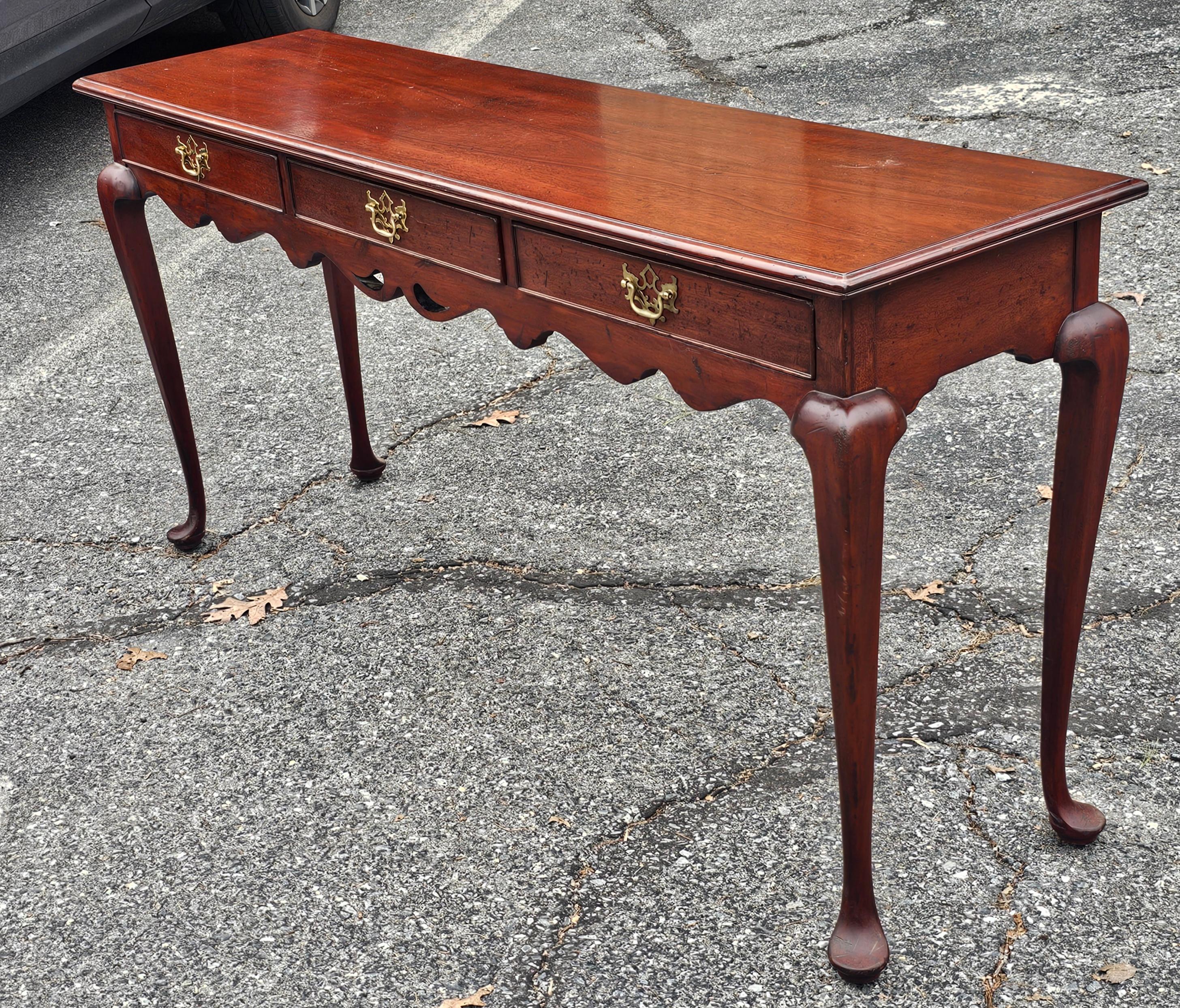 Ottone Southampton Furniture Tavolo da divano / Tavolo da ingresso in mogano in stile Queen Anne in vendita