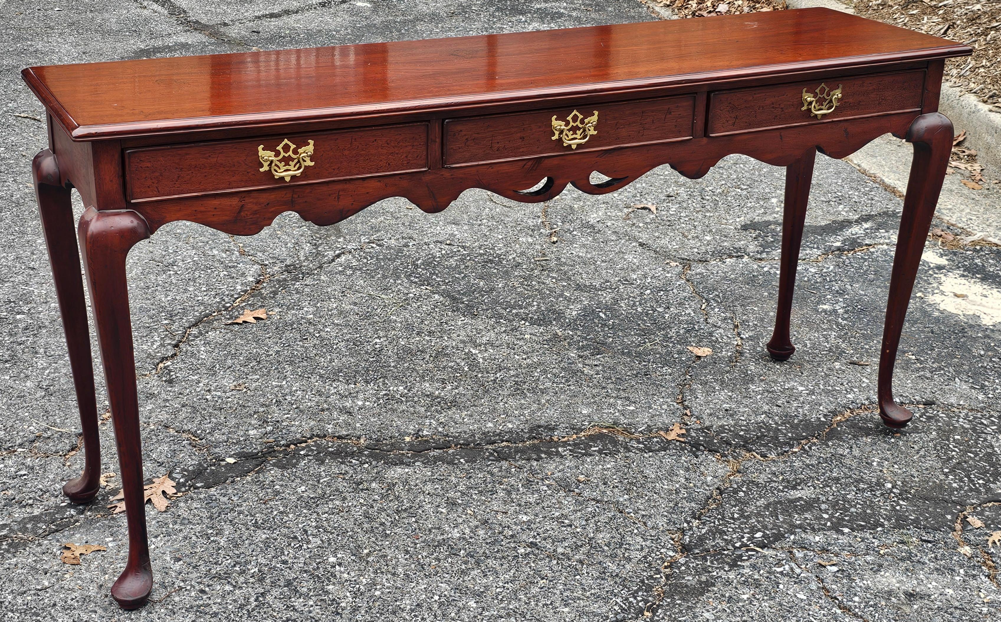 Southampton Furniture Tavolo da divano / Tavolo da ingresso in mogano in stile Queen Anne in vendita 1