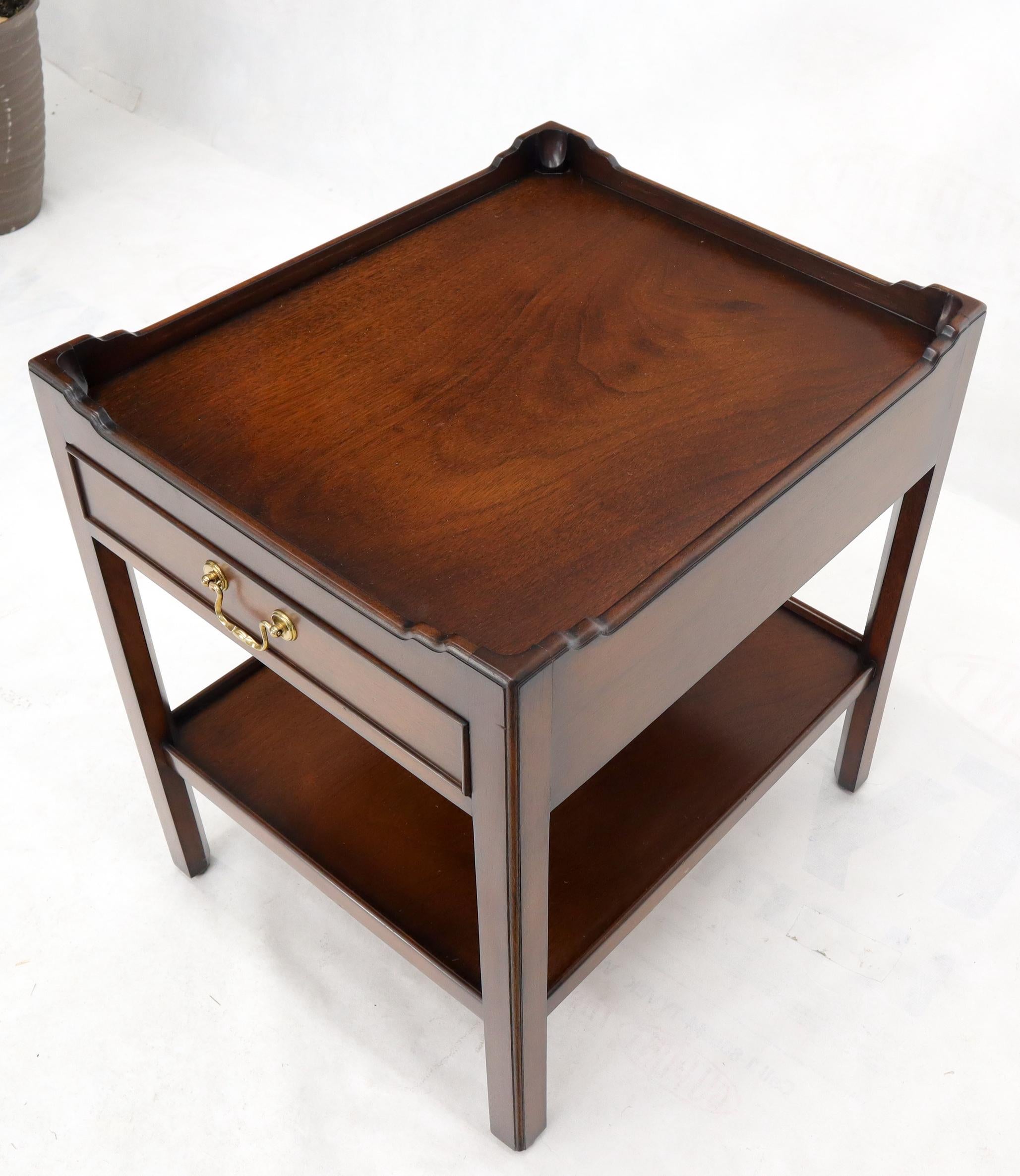 Fédéral Southampton acajou Gallery Top Brass Drop Pull One-Drawer End Table Stand en vente