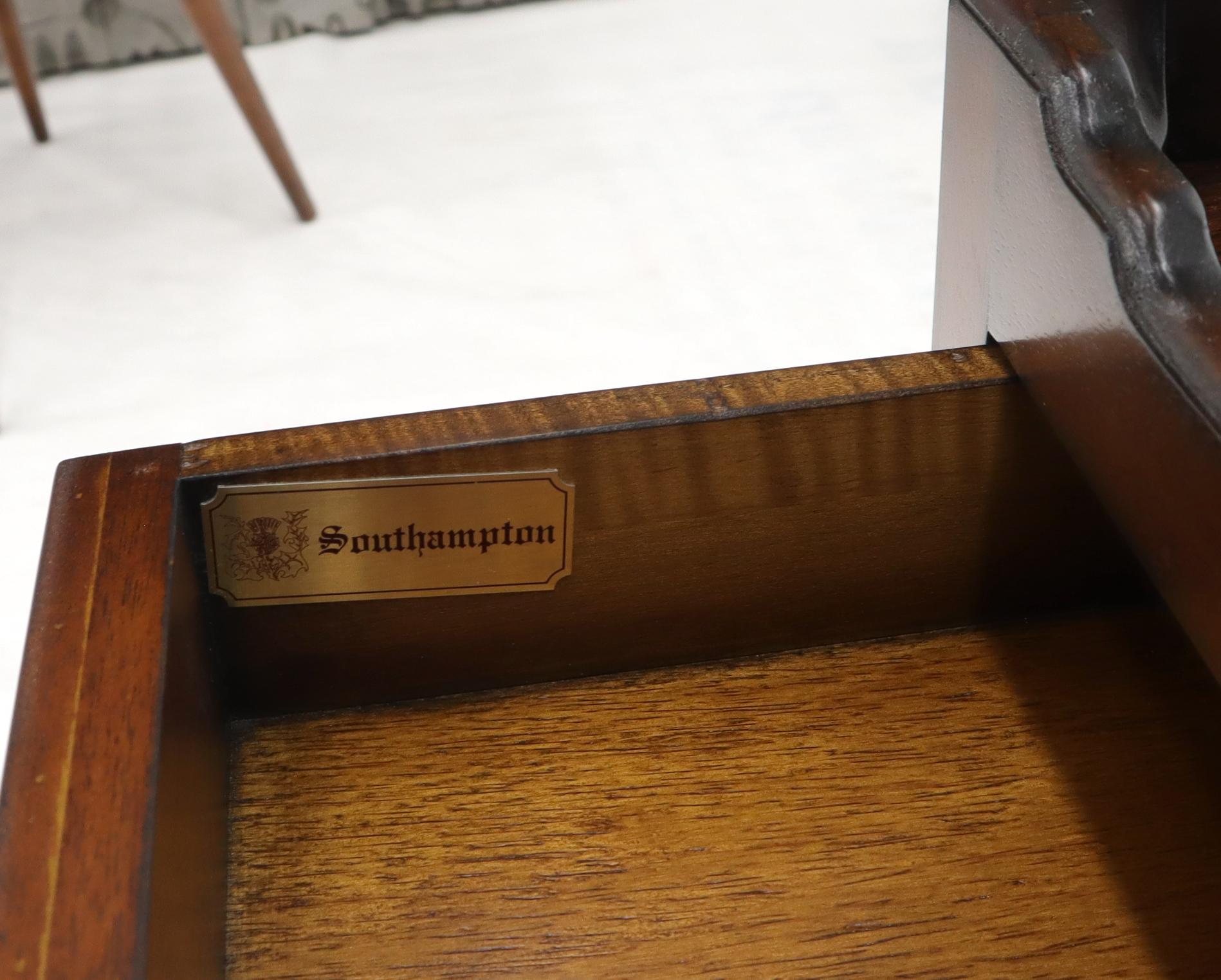20ième siècle Southampton acajou Gallery Top Brass Drop Pull One-Drawer End Table Stand en vente