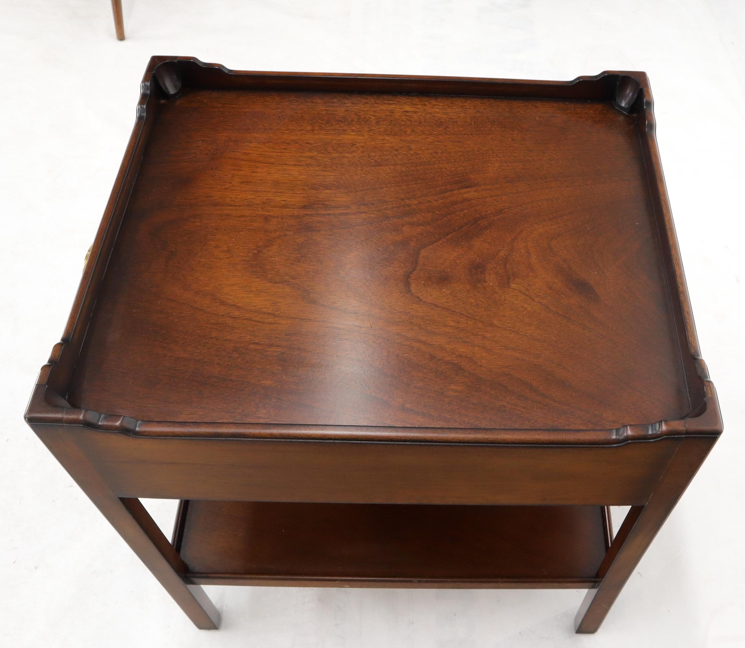 Southampton Mahogany Gallery Top Brass Drop Pull One-Drawer End Table Stand In Excellent Condition For Sale In Rockaway, NJ