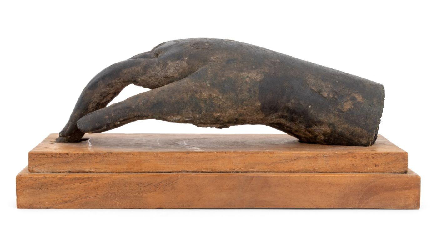 Sculpture de main de Bouddha en bronze coulé d'Asie du Sud-Est, sur une base en bois ajustée. Encombrement : 4,5