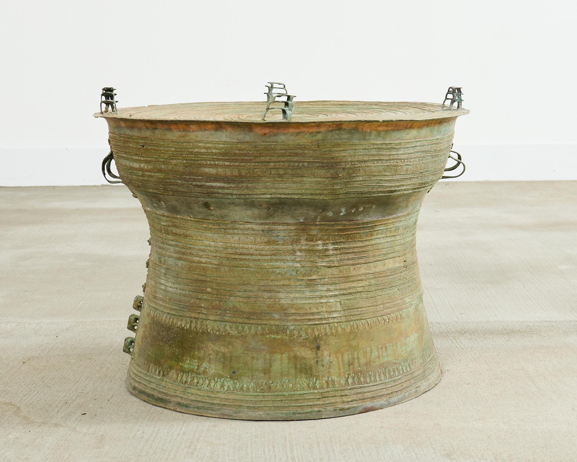 Tribal Table à tambour de pluie Asie du Sud-Est asiatique en bronze vert-de-gris en vente