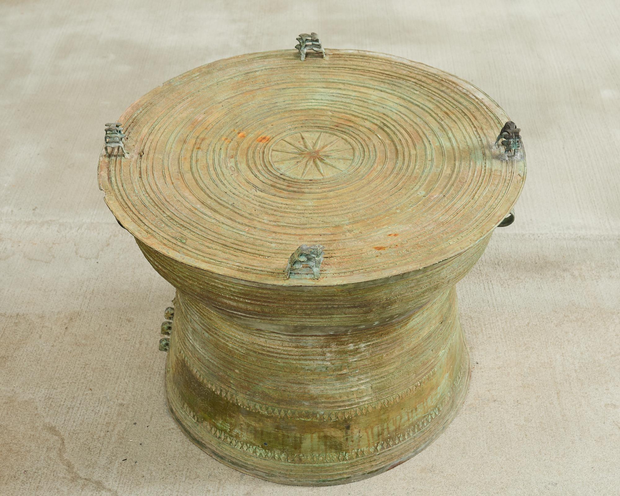Asiatique Table à tambour de pluie Asie du Sud-Est asiatique en bronze vert-de-gris en vente