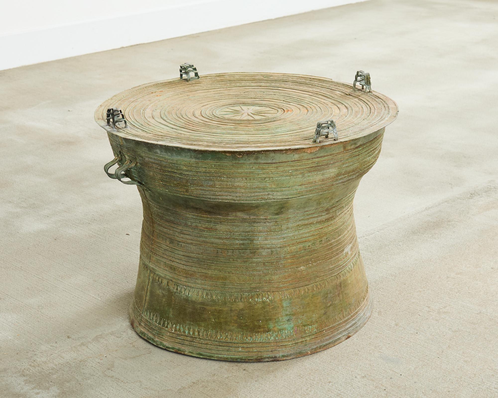 Moulage Table à tambour de pluie Asie du Sud-Est asiatique en bronze vert-de-gris en vente