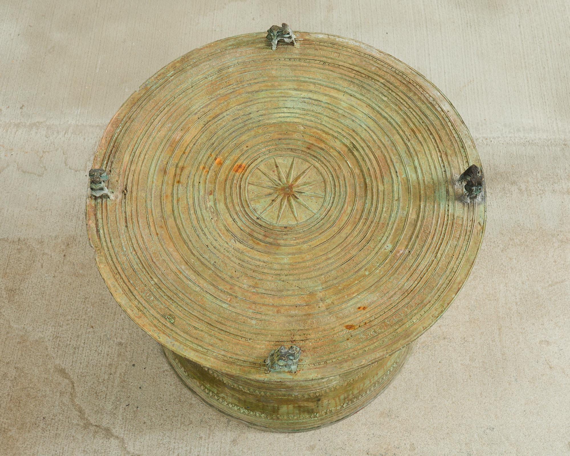Table à tambour de pluie Asie du Sud-Est asiatique en bronze vert-de-gris Abîmé - En vente à Rio Vista, CA