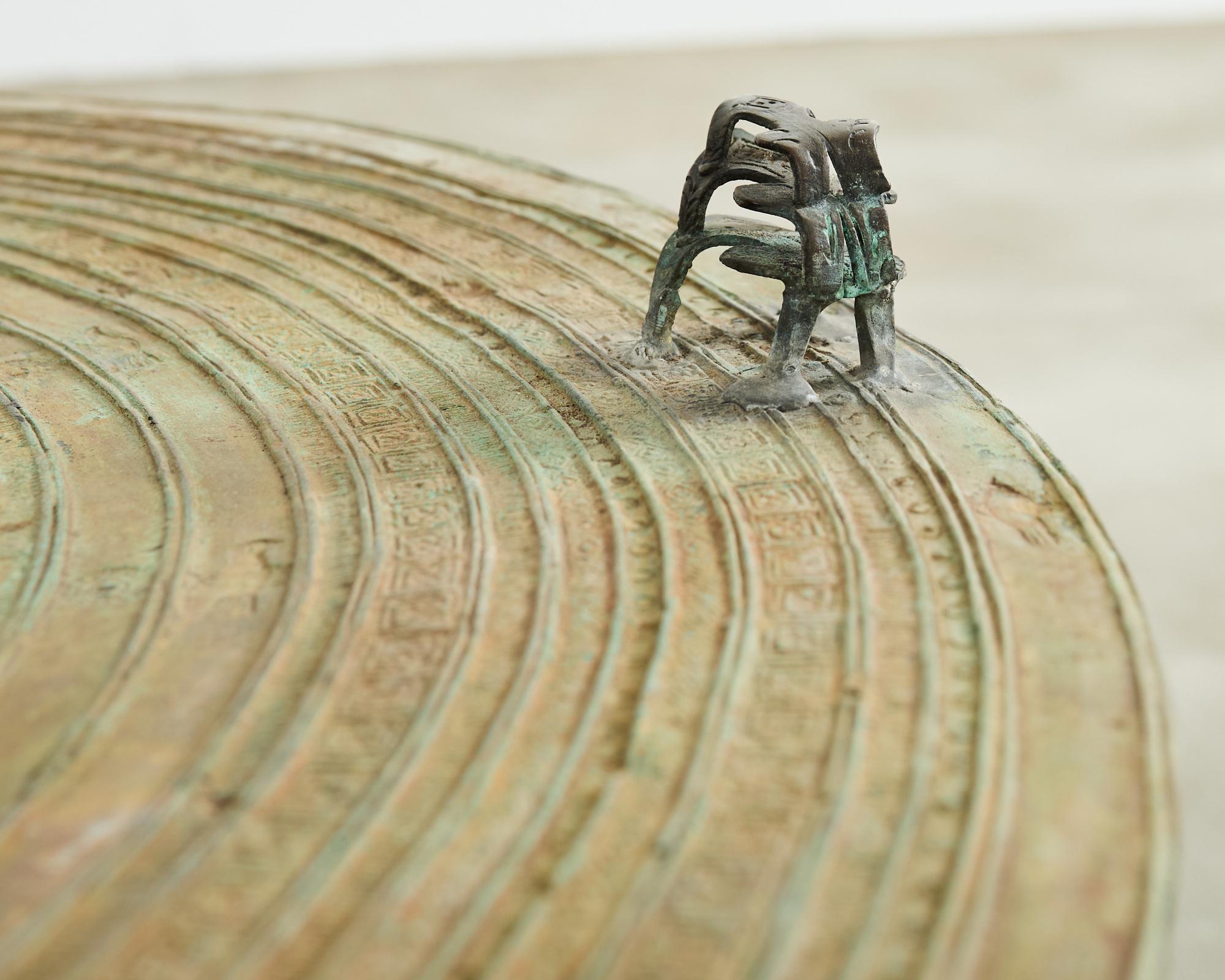Bronze Table à tambour de pluie Asie du Sud-Est asiatique en bronze vert-de-gris en vente
