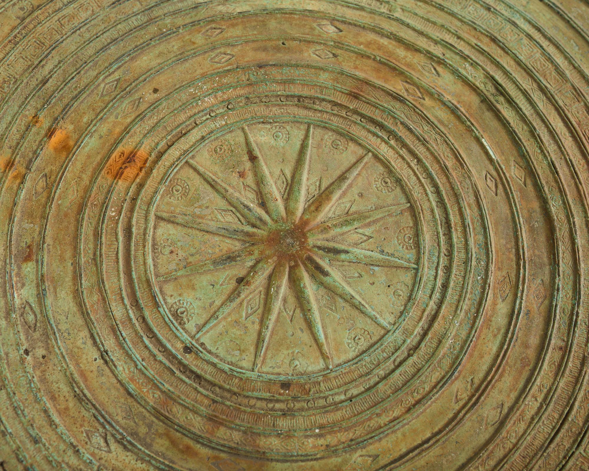 Table à tambour de pluie Asie du Sud-Est asiatique en bronze vert-de-gris en vente 1