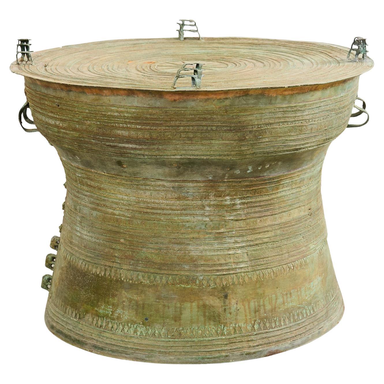 Mesa de Bebidas de Tambor de Lluvia de Bronce del Sudeste Asiático con Verdigris