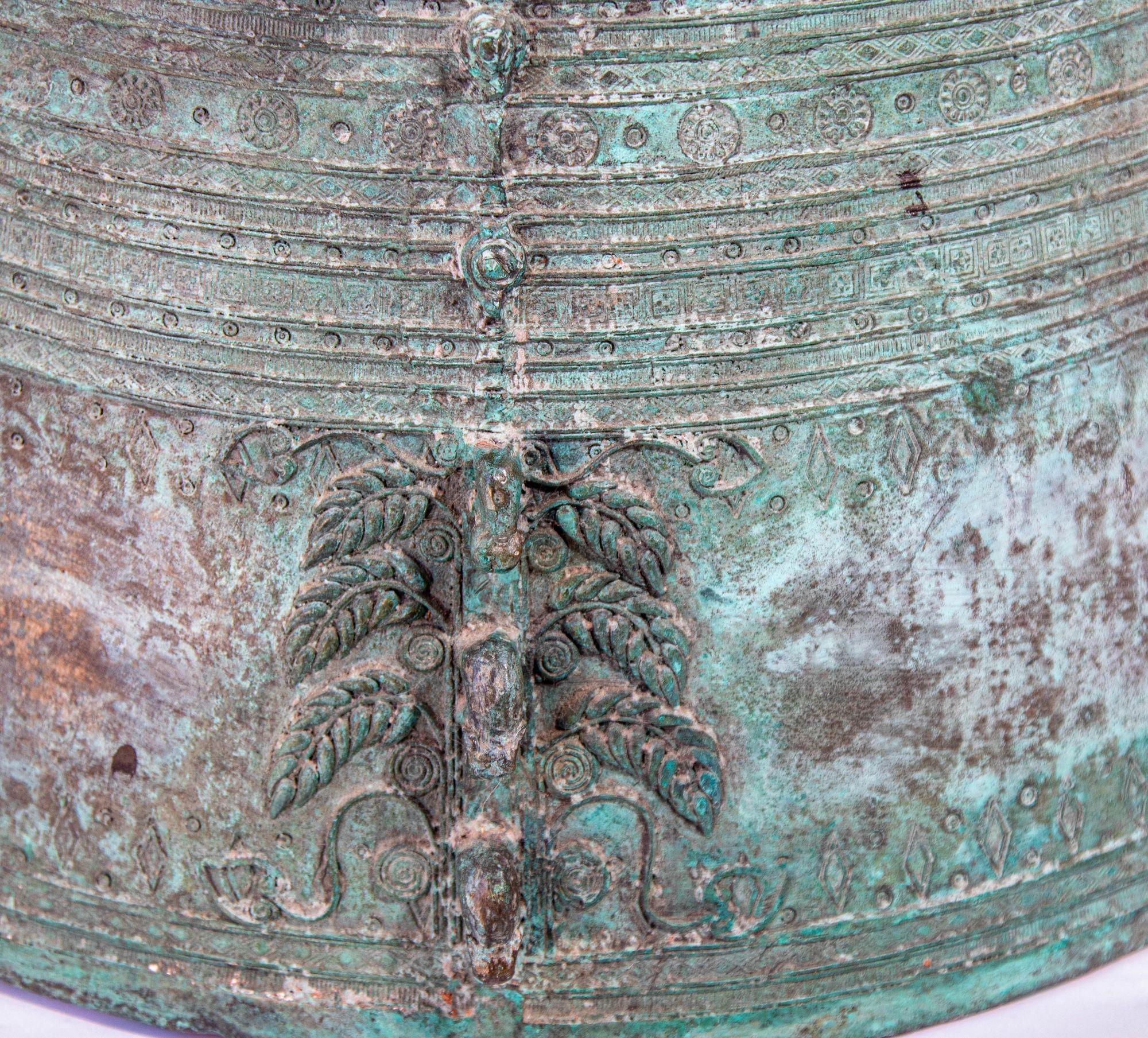 Südostasiatische Bronze Regentrommel Grün Verdigri Cocktailtisch 22 In. Durchmesser im Angebot 2