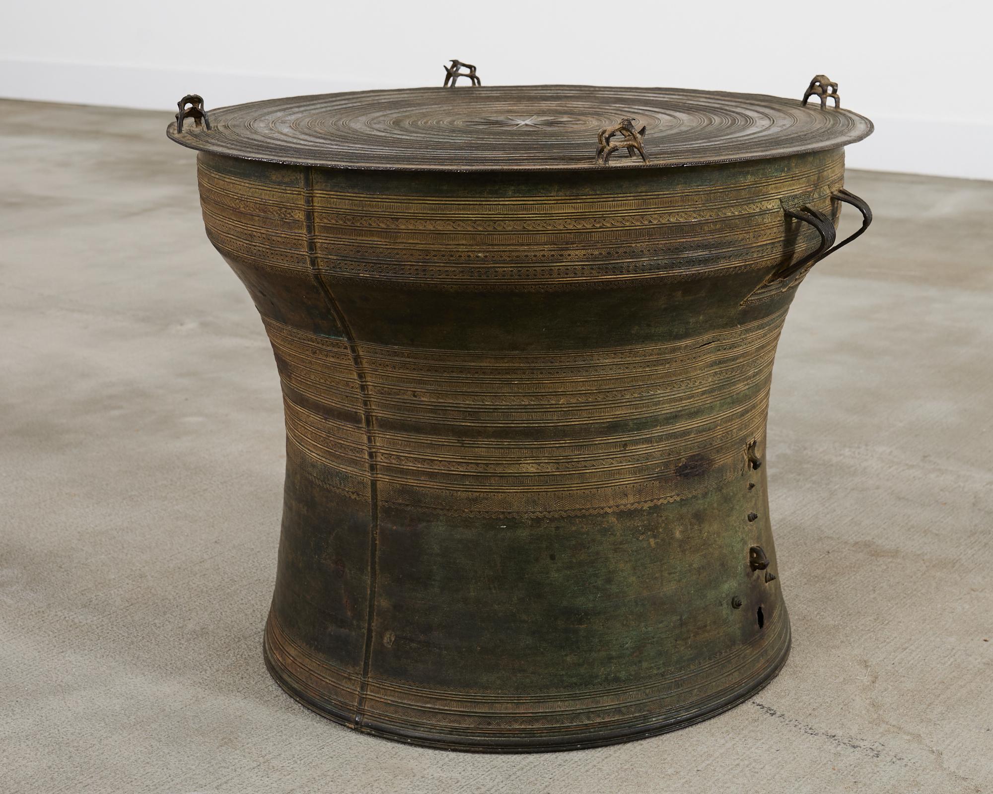 Table à tambour de pluie ou à boissons en bronze d'Asie du Sud-Est en vente 2