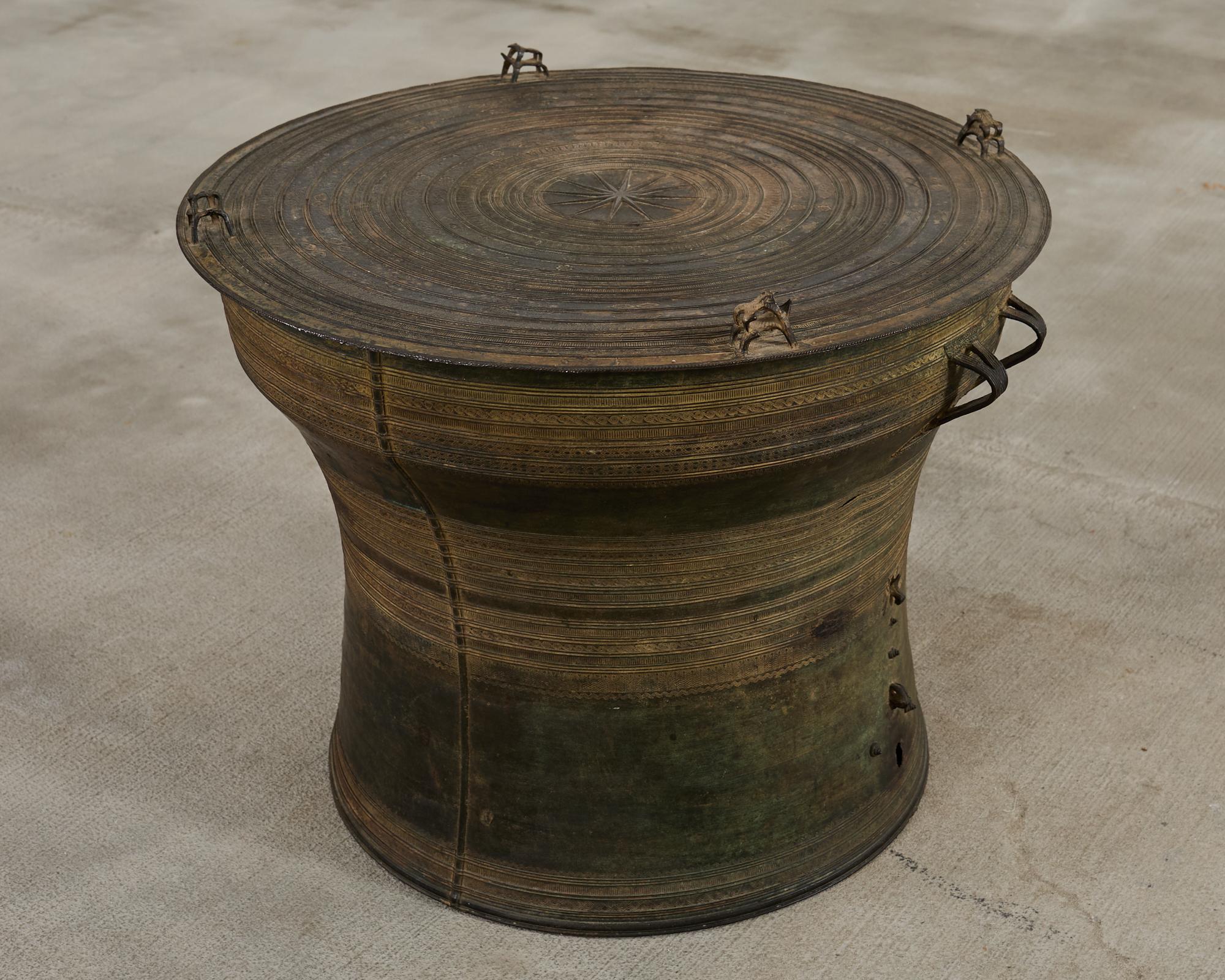 Table à tambour de pluie ou à boissons en bronze d'Asie du Sud-Est en vente 4