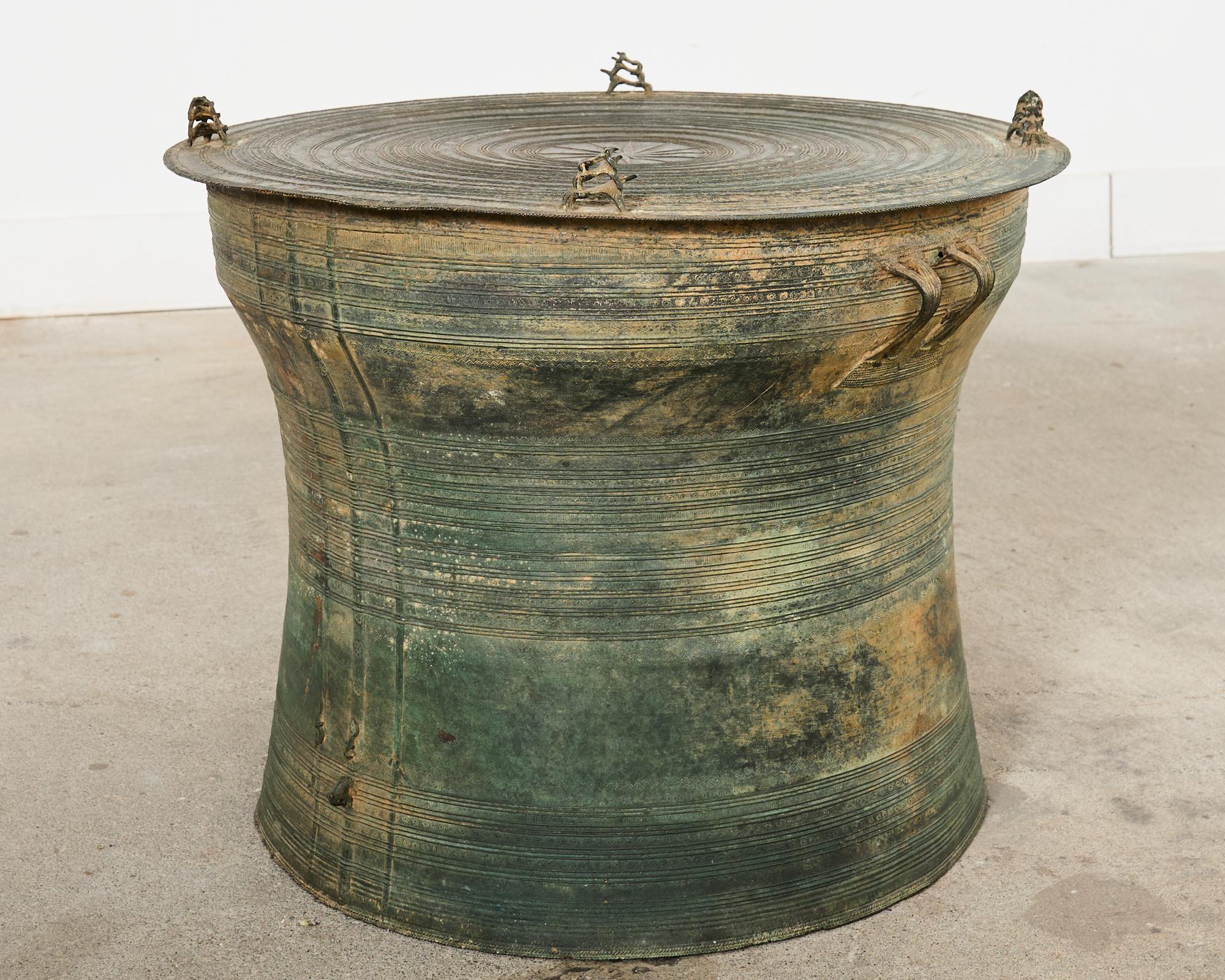 Table à tambour de pluie ou à boissons en bronze d'Asie du Sud-Est en vente 10
