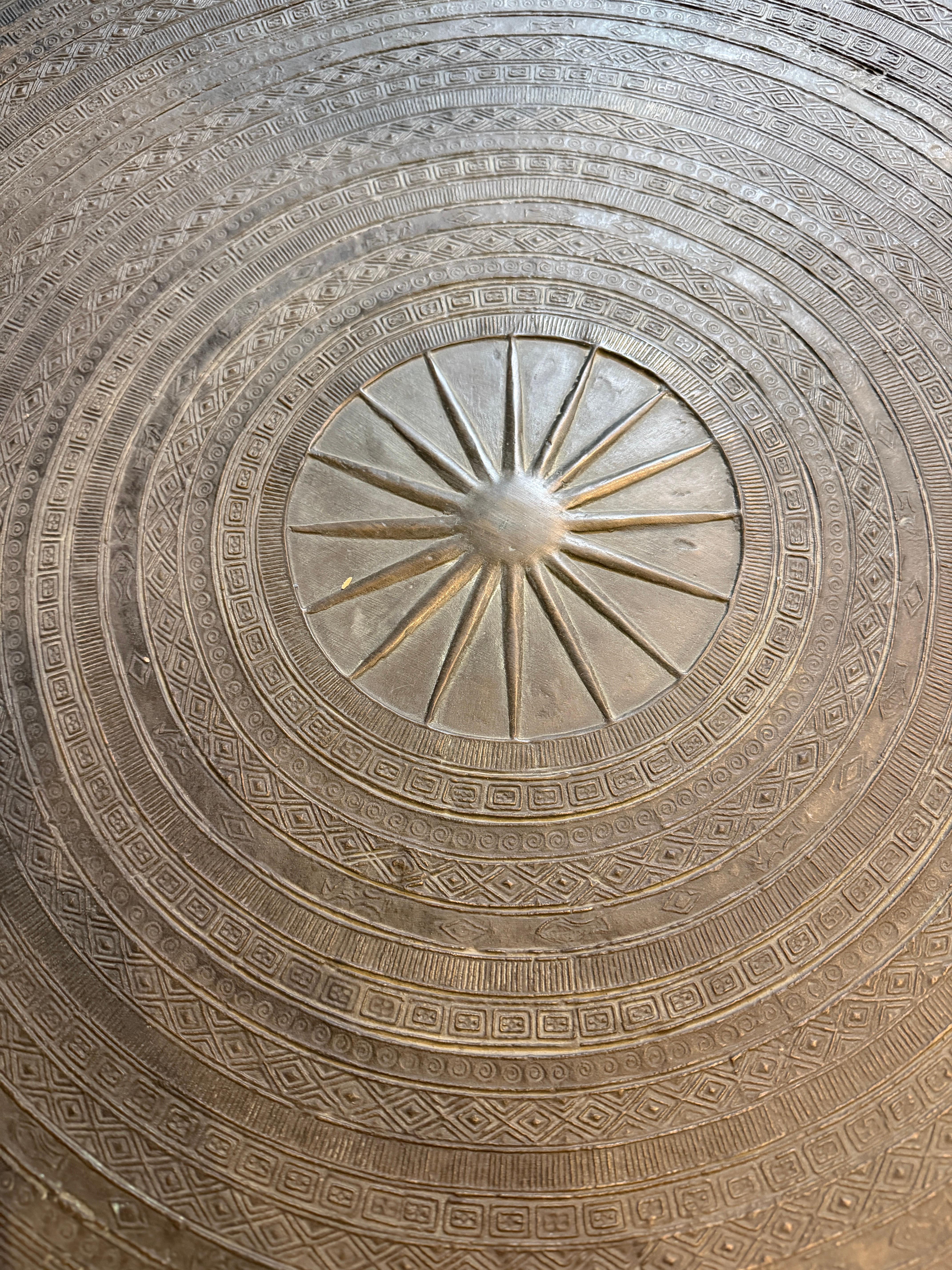 Grand tambour de pluie ou tambour de grenouille en bronze patiné du sud-est asiatique de style Can, pouvant servir de table d'appoint ou de table à boissons. Le tambour de bronze a une forme effilée typique de l'est de la Birmanie ou du Myanmar,