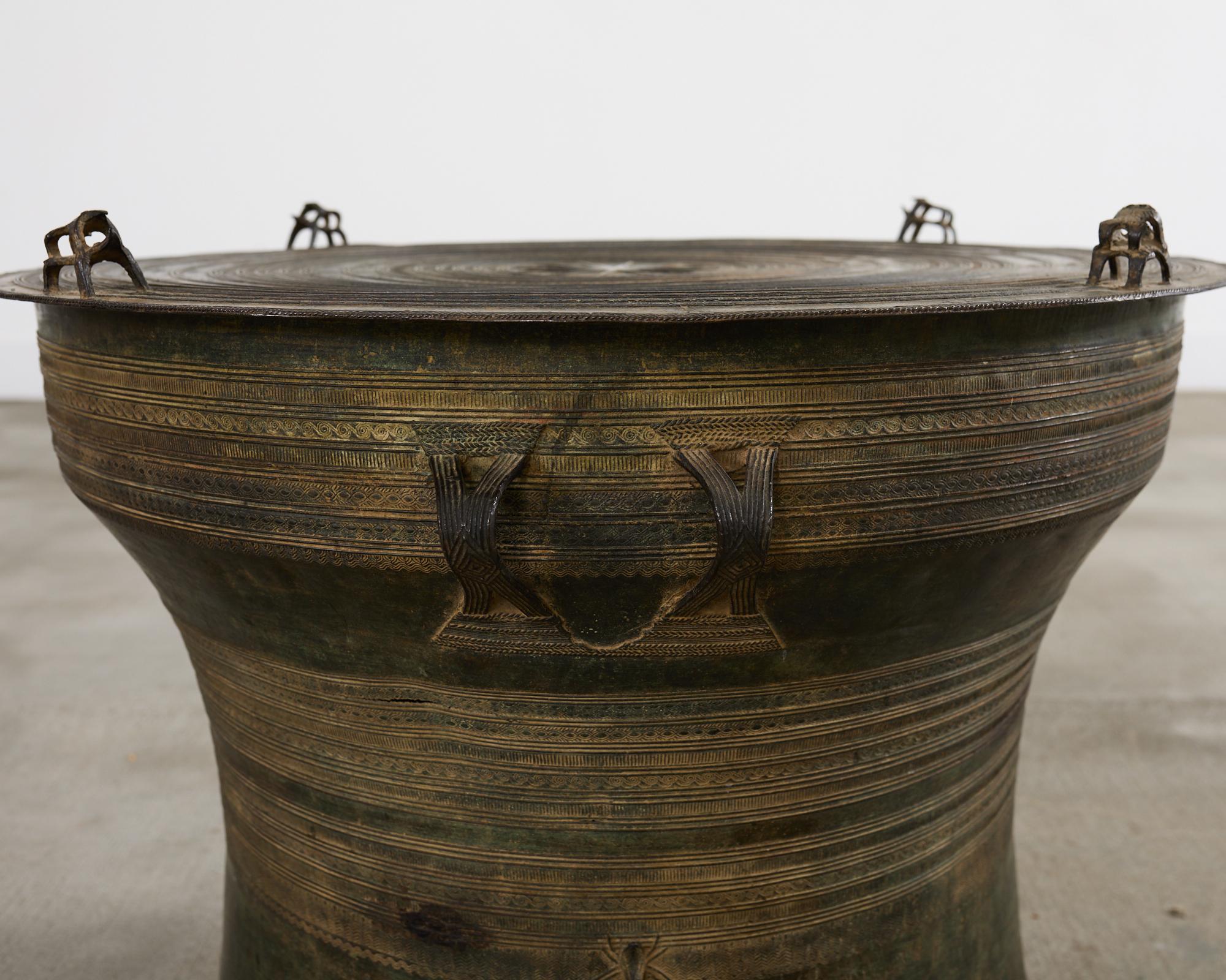 Table à tambour de pluie ou à boissons en bronze d'Asie du Sud-Est en vente 12