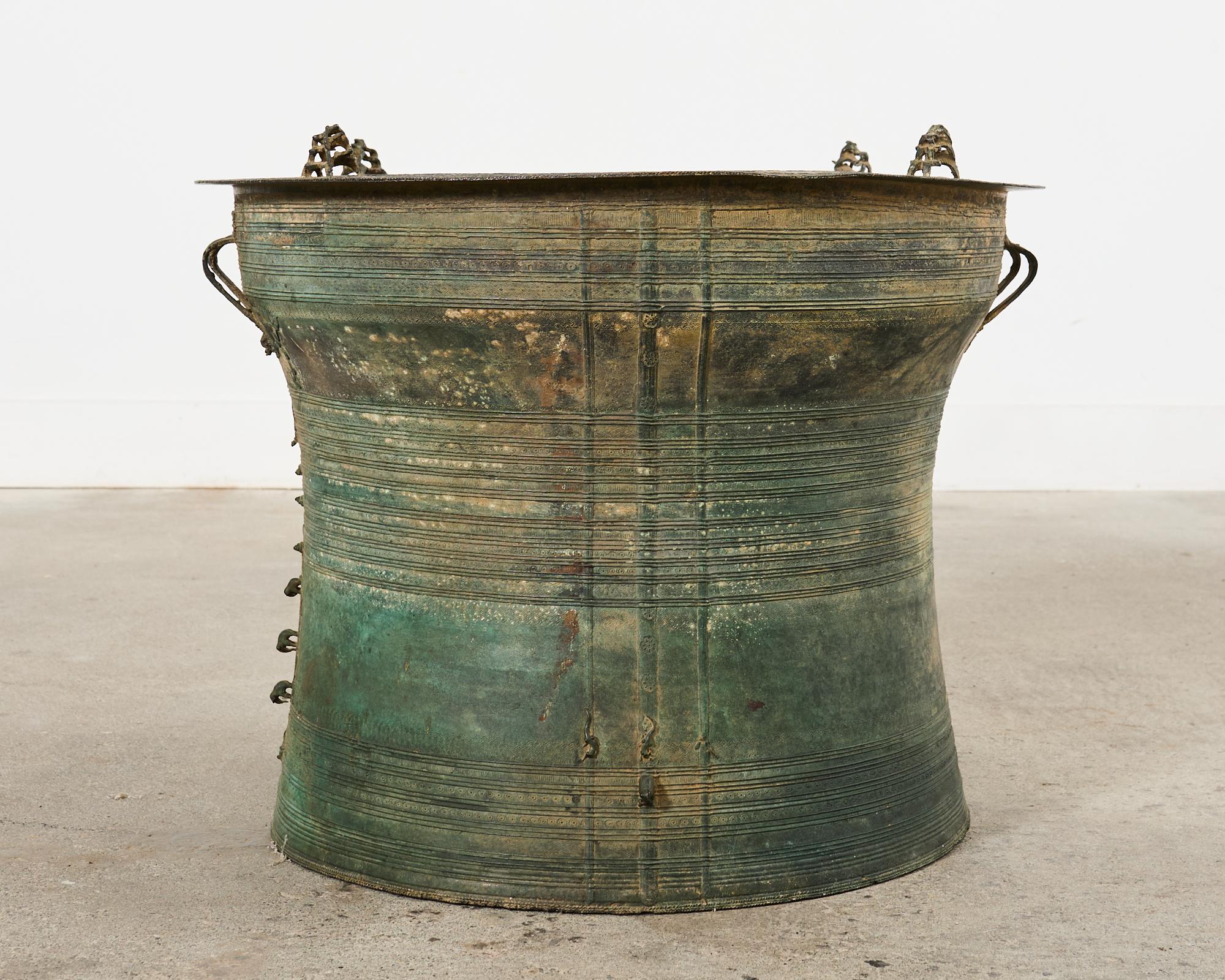 Tribal Table à tambour de pluie ou à boissons en bronze d'Asie du Sud-Est en vente