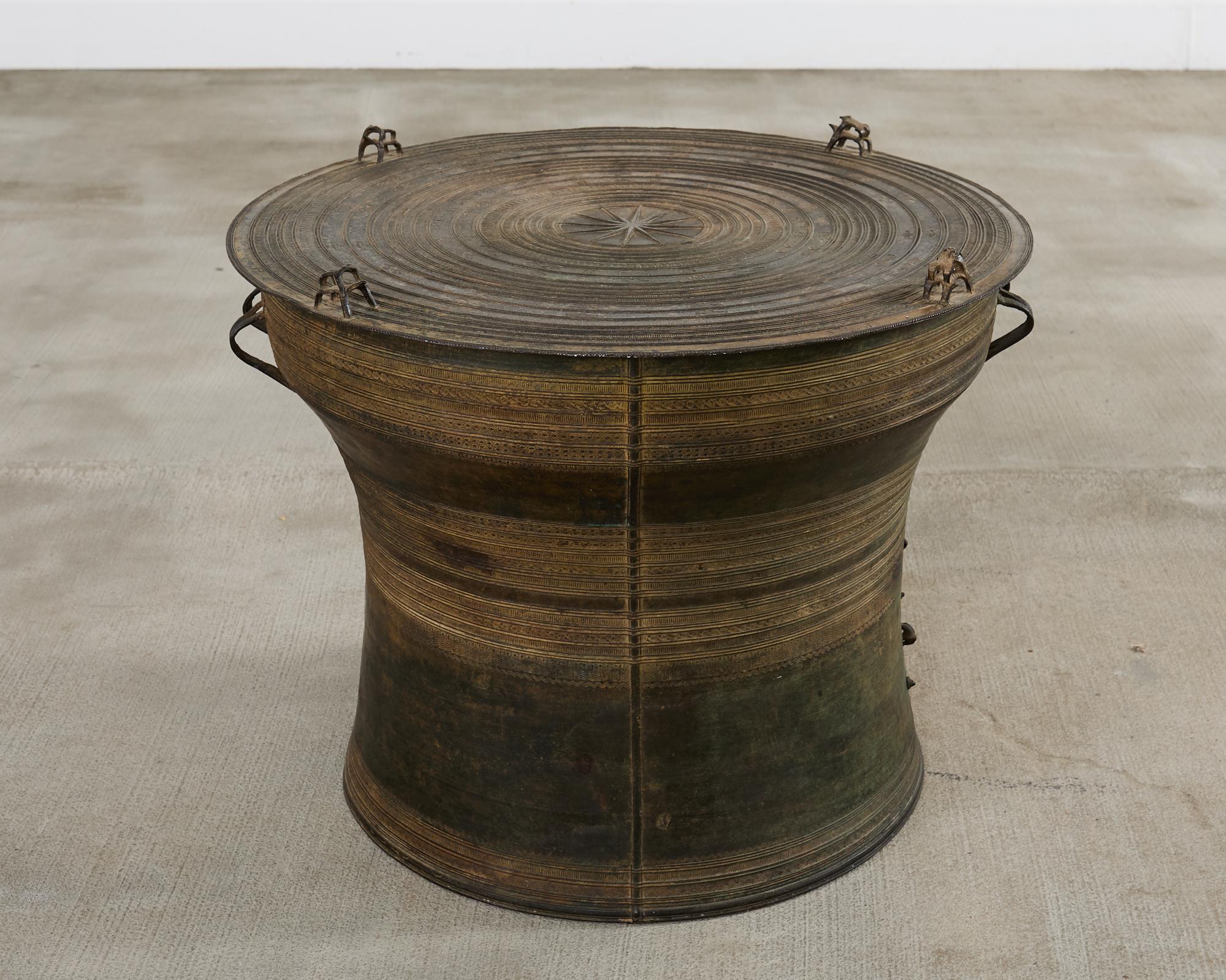 Tribal Table à tambour de pluie ou à boissons en bronze d'Asie du Sud-Est en vente