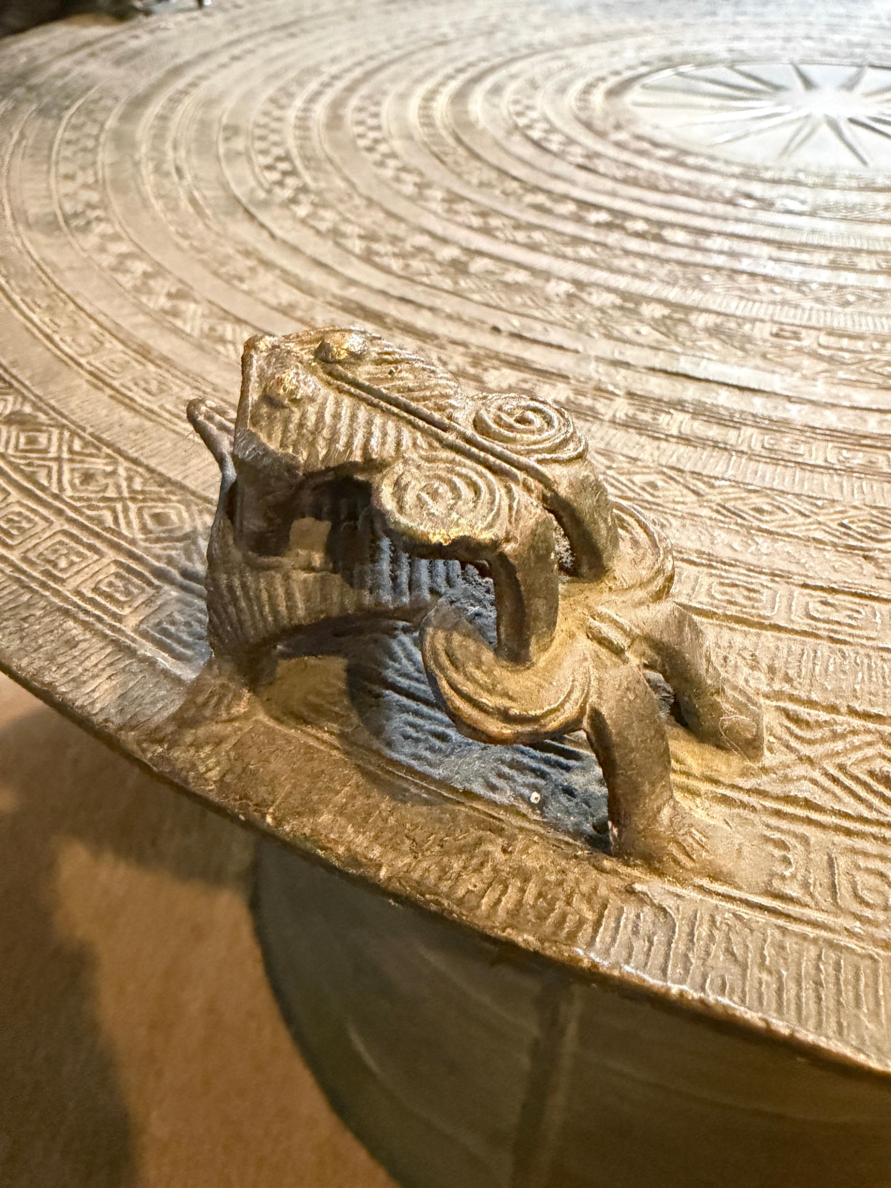 Table à tambour de pluie ou à boissons en bronze d'Asie du Sud-Est Bon état - En vente à Farmingdale, NJ