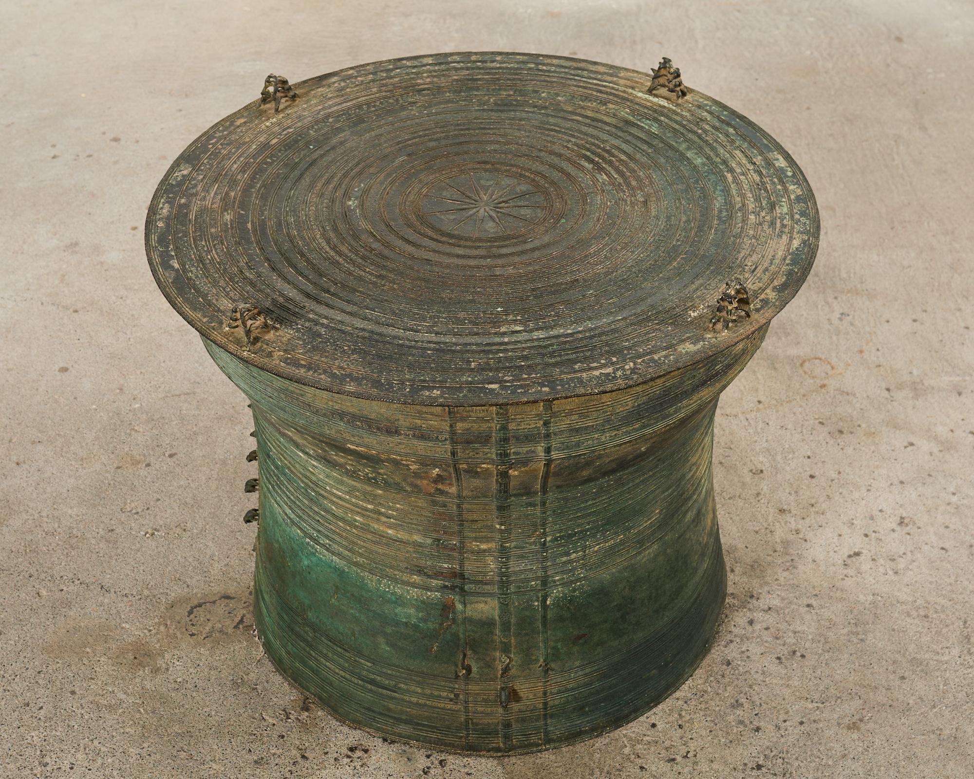 Asiatique Table à tambour de pluie ou à boissons en bronze d'Asie du Sud-Est en vente