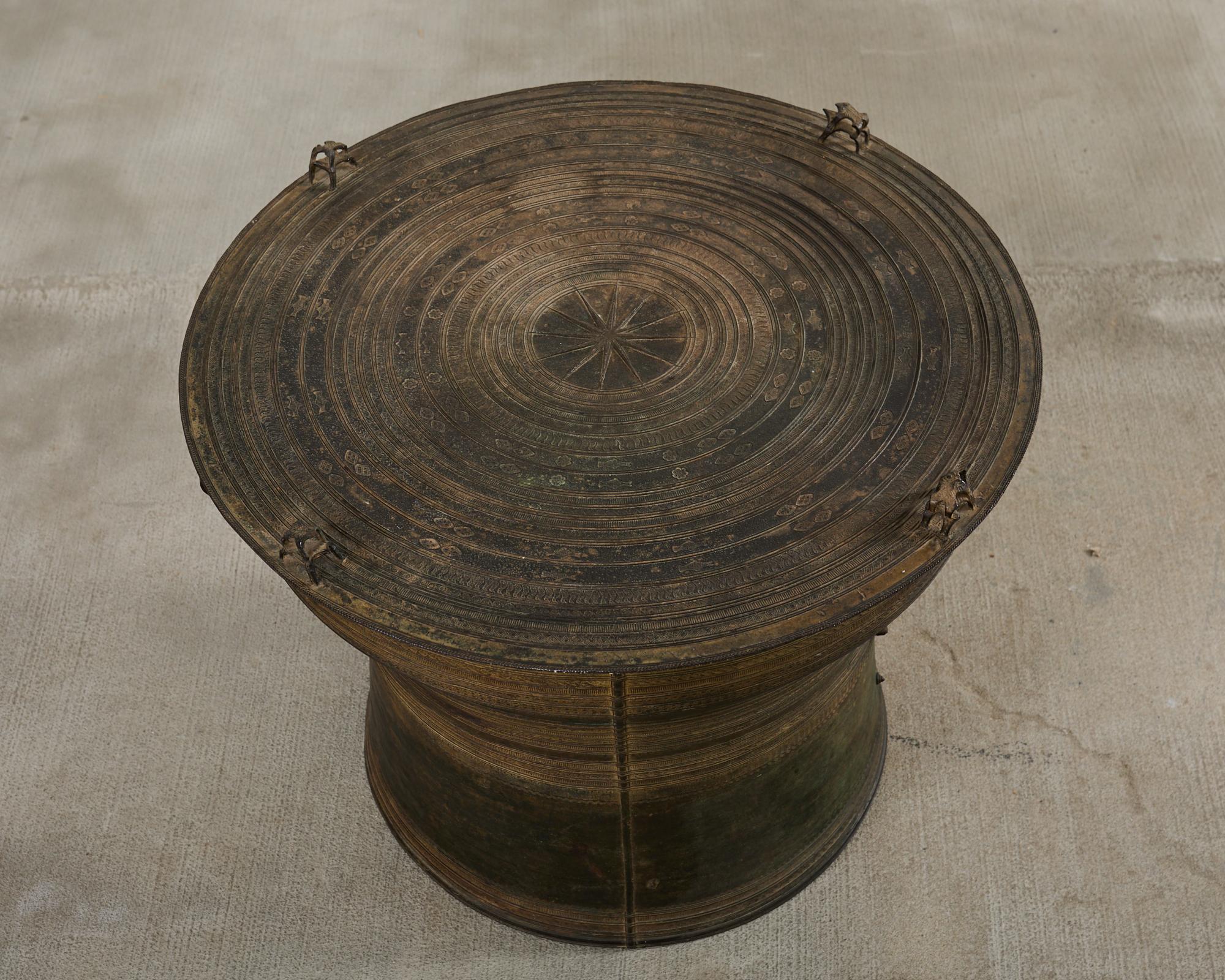 Sud-asiatique Table à tambour de pluie ou à boissons en bronze d'Asie du Sud-Est en vente