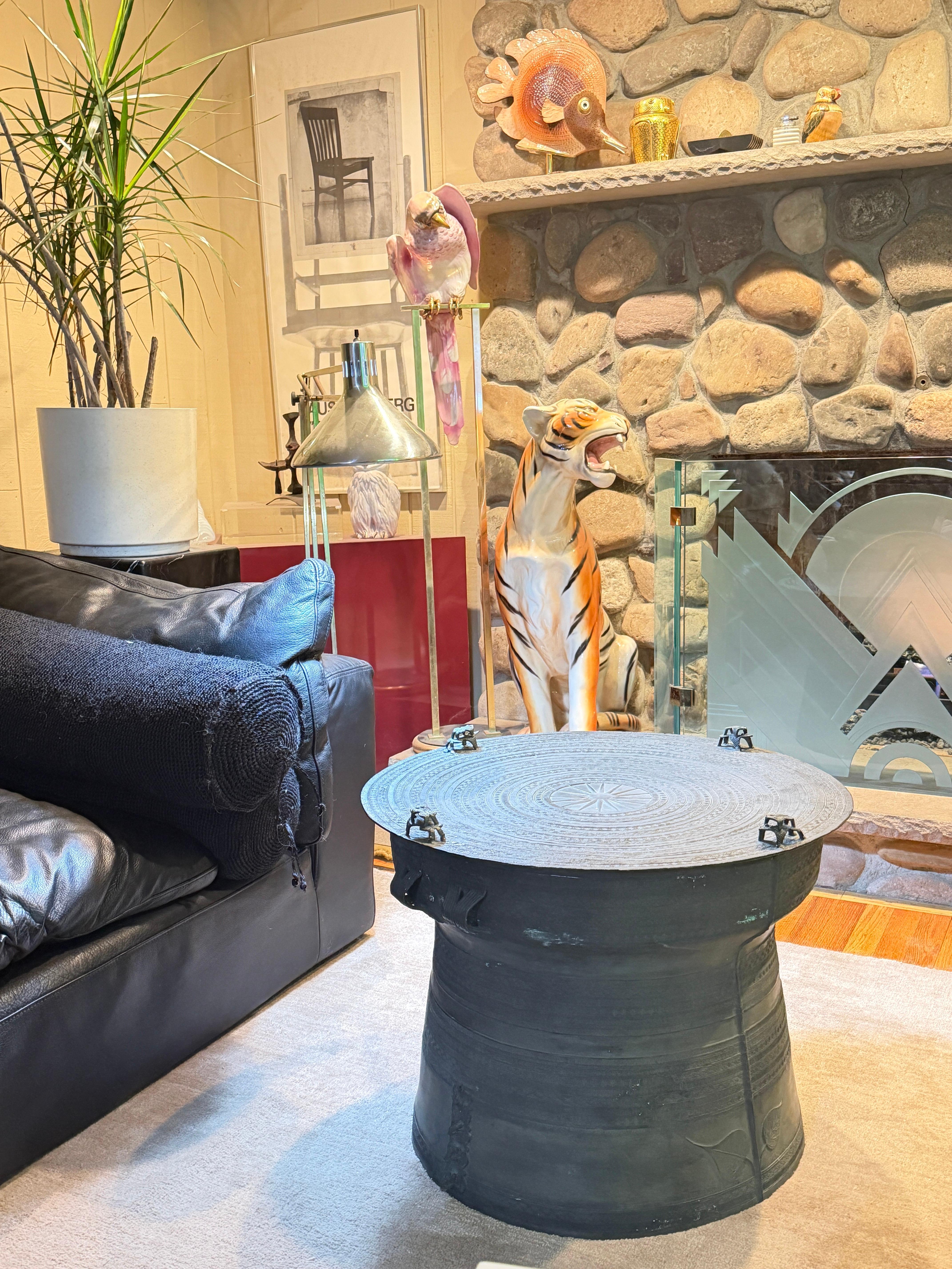 20ième siècle Table à tambour de pluie ou à boissons en bronze d'Asie du Sud-Est en vente