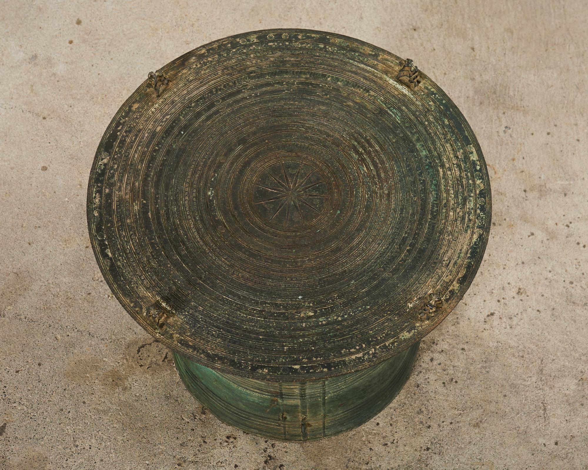 Patiné Table à tambour de pluie ou à boissons en bronze d'Asie du Sud-Est en vente