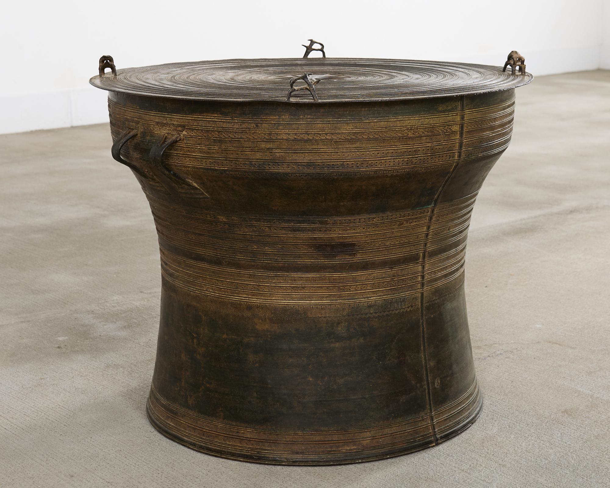 Patiné Table à tambour de pluie ou à boissons en bronze d'Asie du Sud-Est en vente