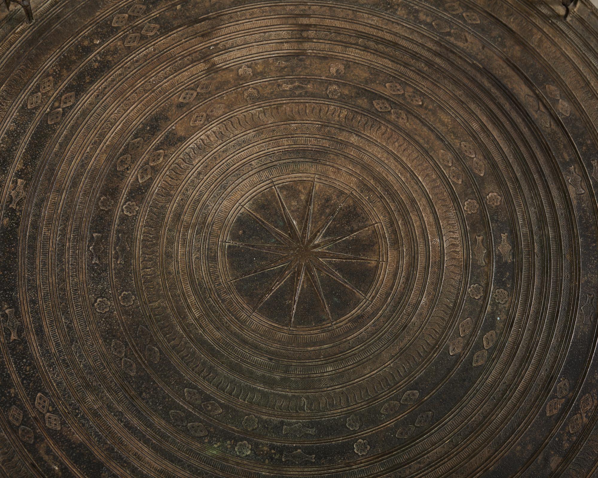 Table à tambour de pluie ou à boissons en bronze d'Asie du Sud-Est Abîmé - En vente à Rio Vista, CA