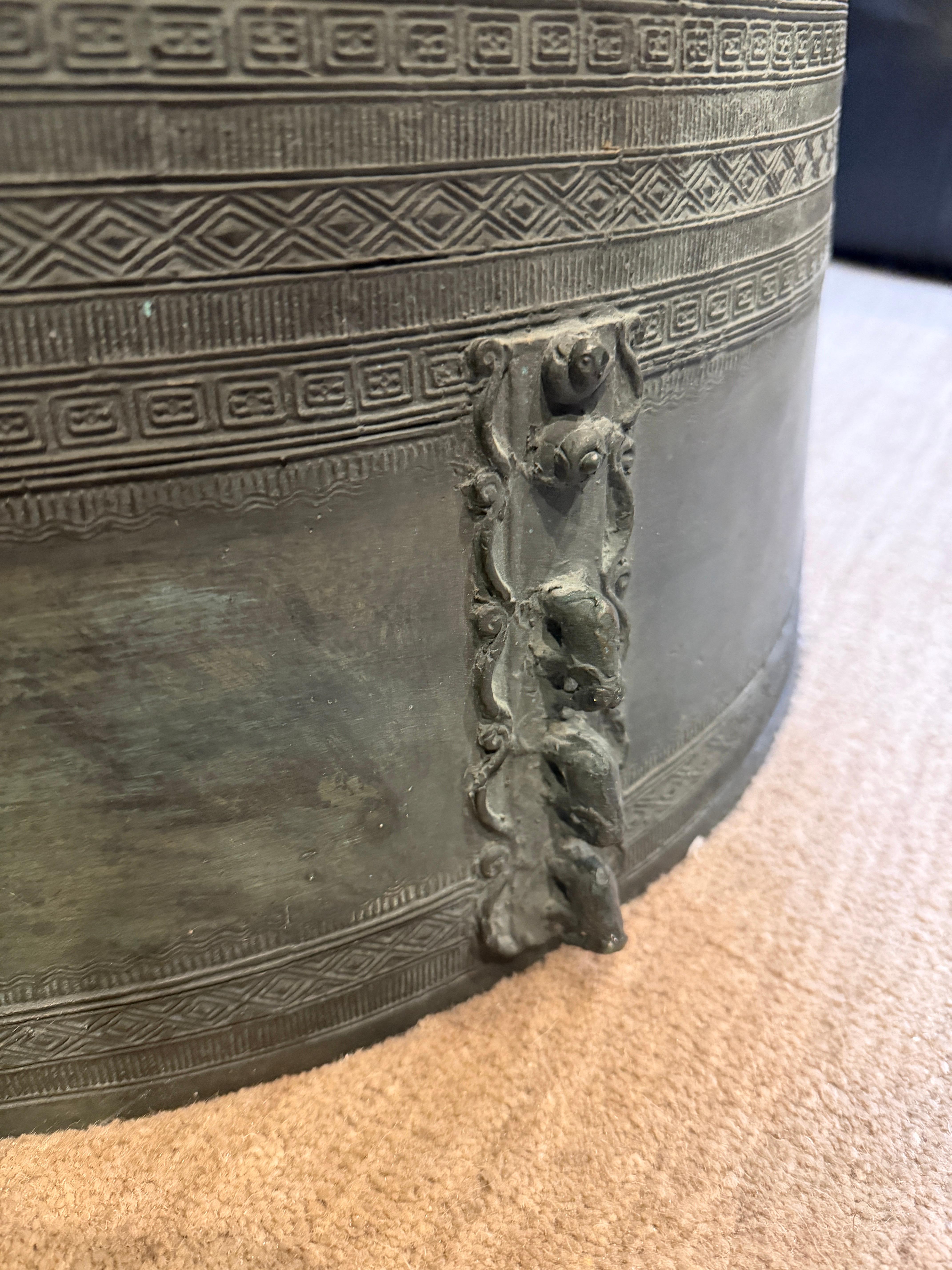 Table à tambour de pluie ou à boissons en bronze d'Asie du Sud-Est en vente 1