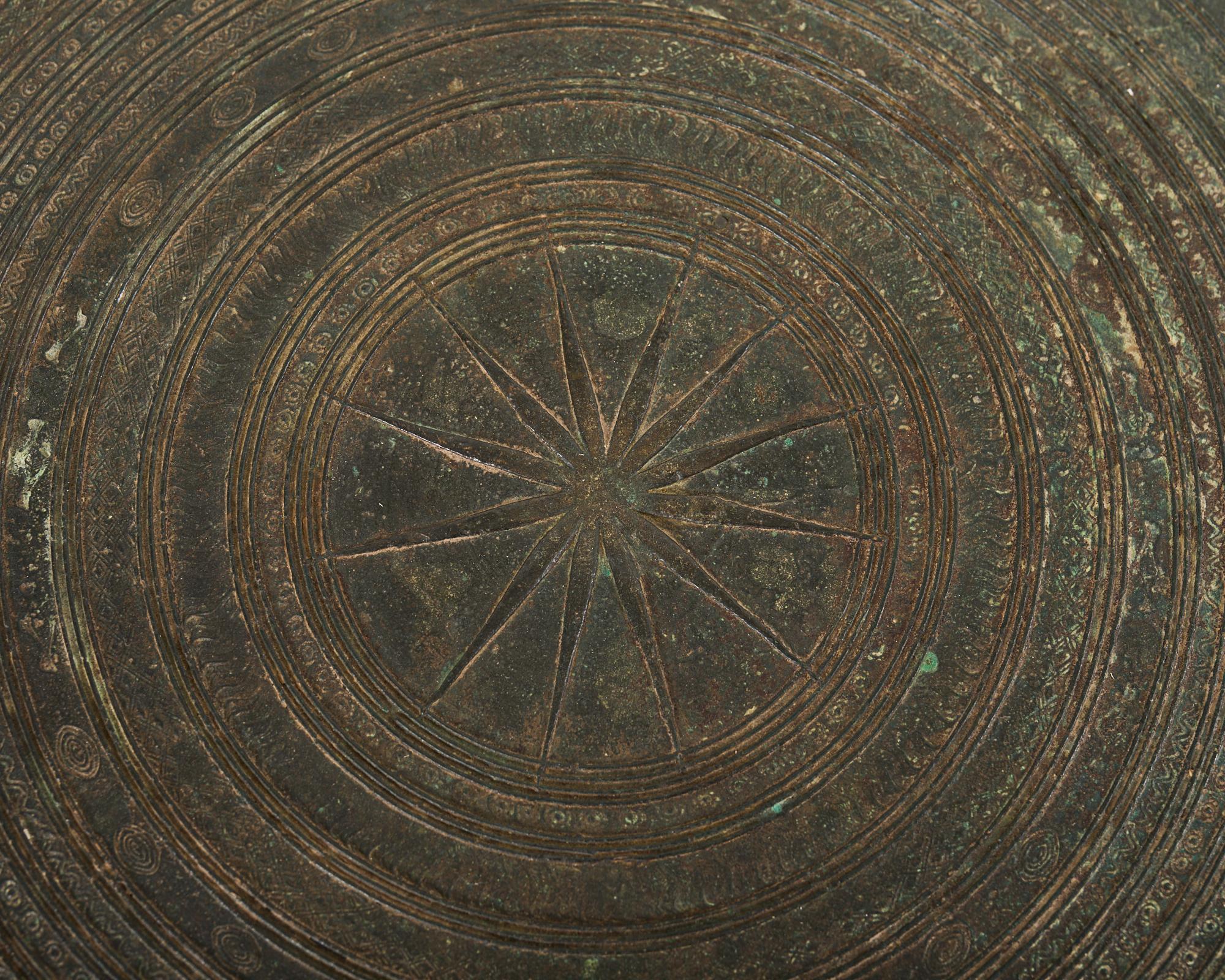 20ième siècle Table à tambour de pluie ou à boissons en bronze d'Asie du Sud-Est en vente
