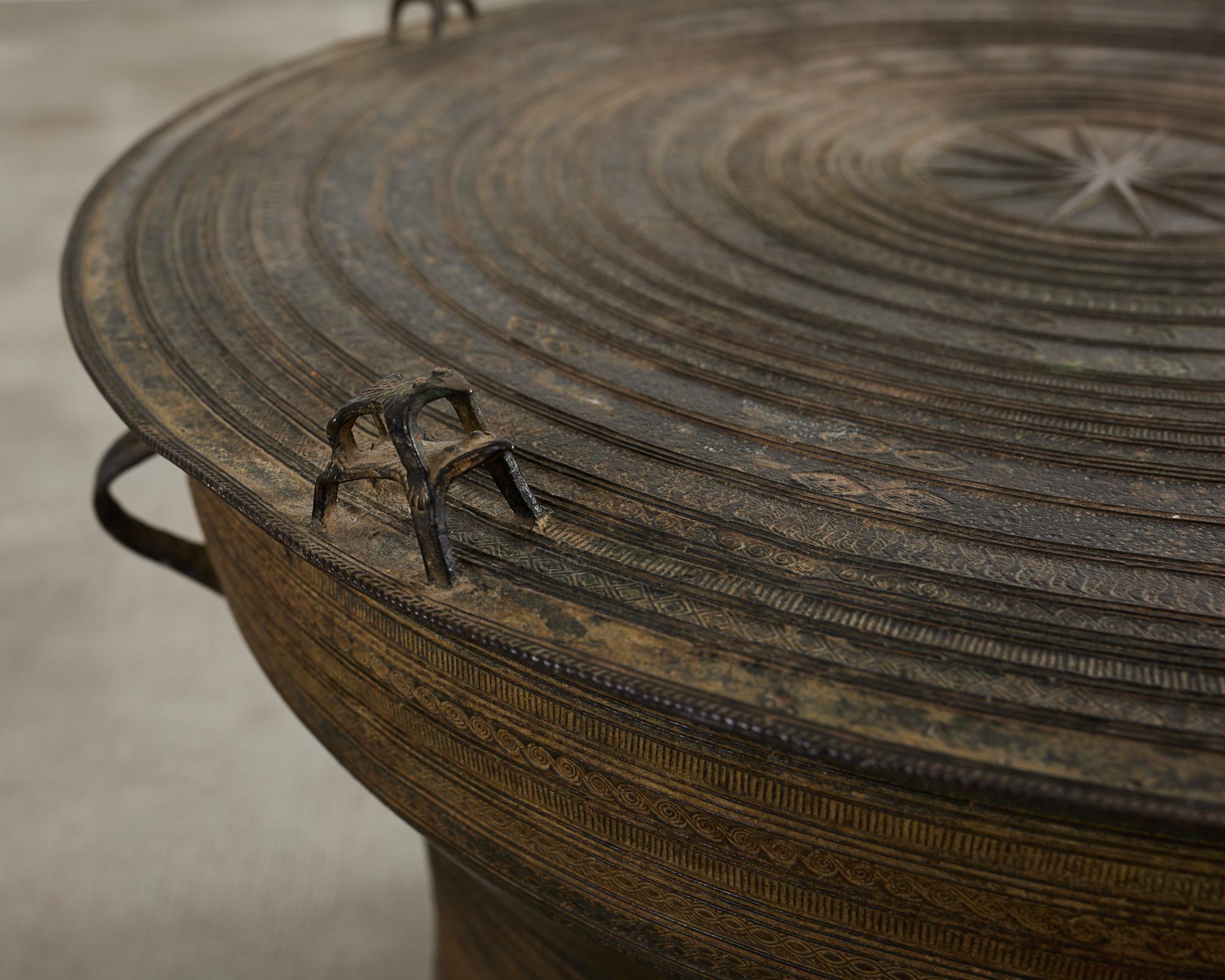 20ième siècle Table à tambour de pluie ou à boissons en bronze d'Asie du Sud-Est en vente