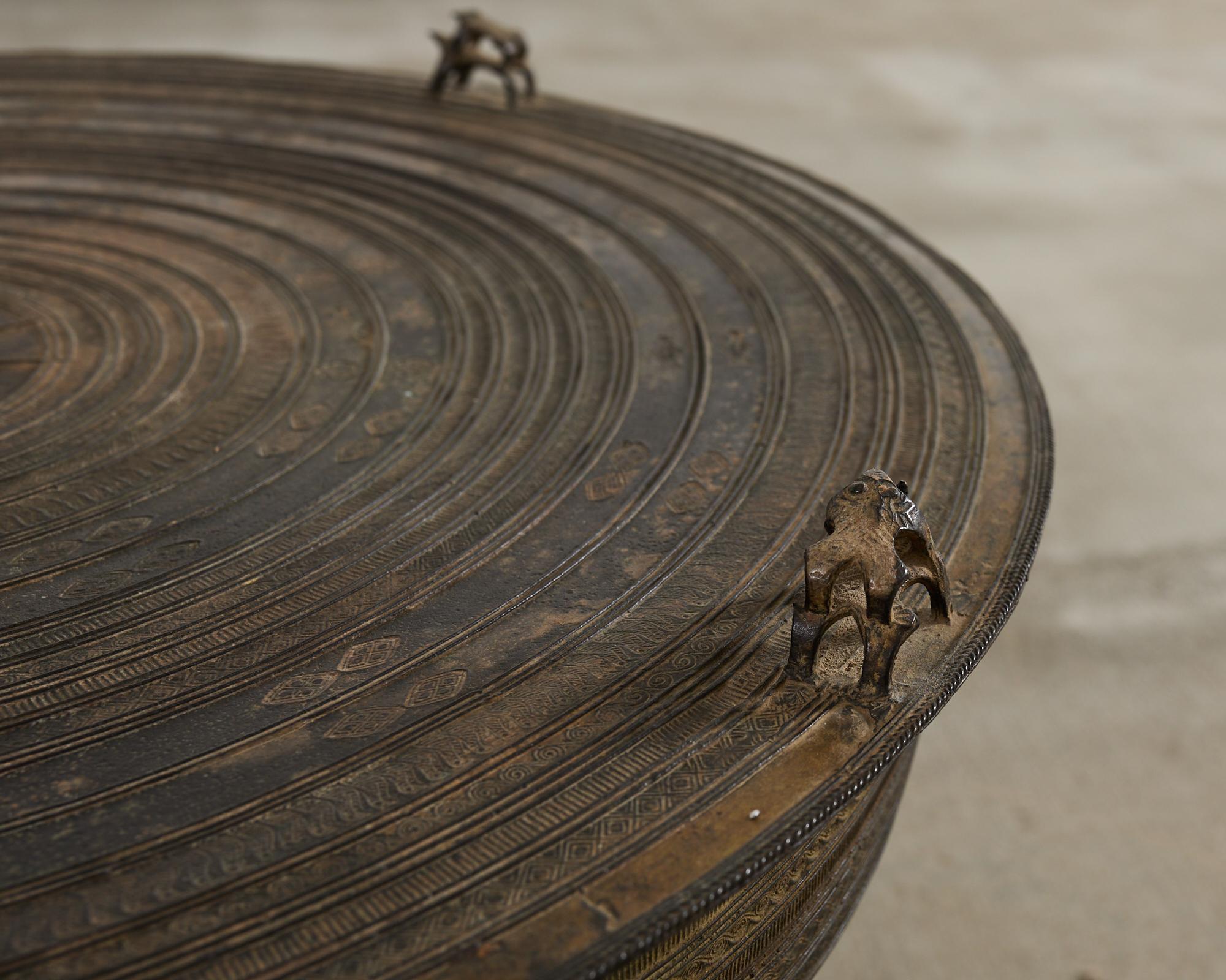 Bronze Table à tambour de pluie ou à boissons en bronze d'Asie du Sud-Est en vente