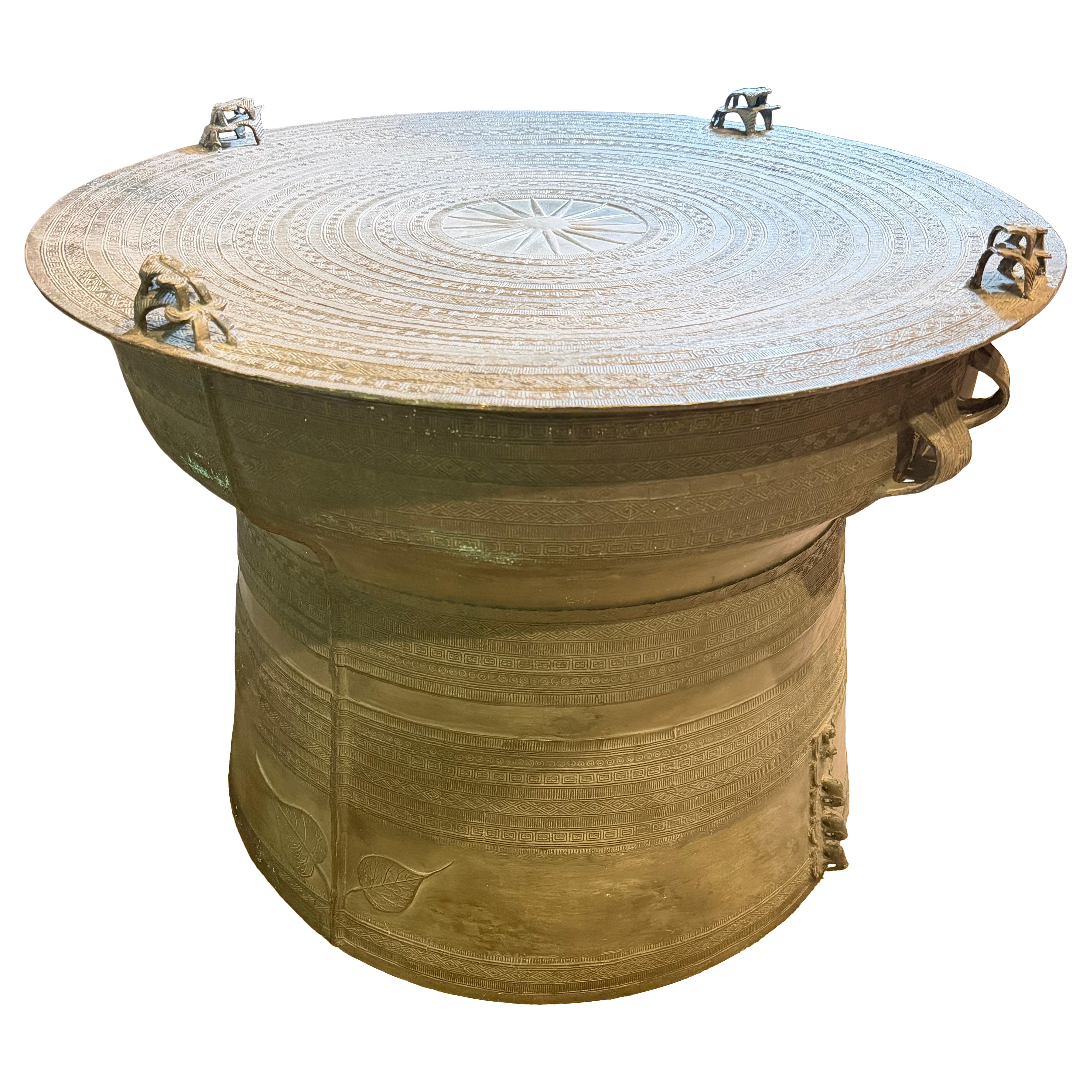 Table à tambour de pluie ou à boissons en bronze d'Asie du Sud-Est en vente