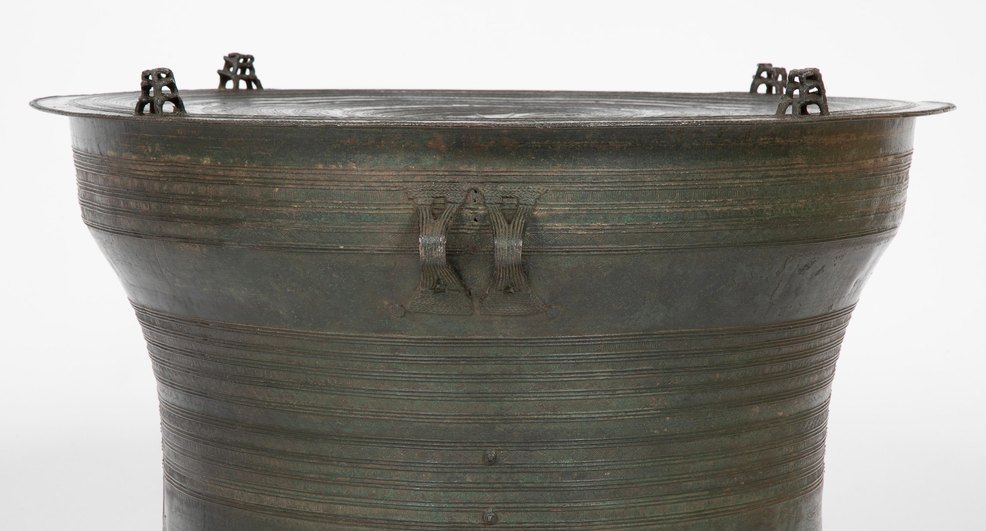 Southeast Asian Bronze Rain Drum with Triple Stacked Piggy-Back Frogs & a Proces For Sale 3