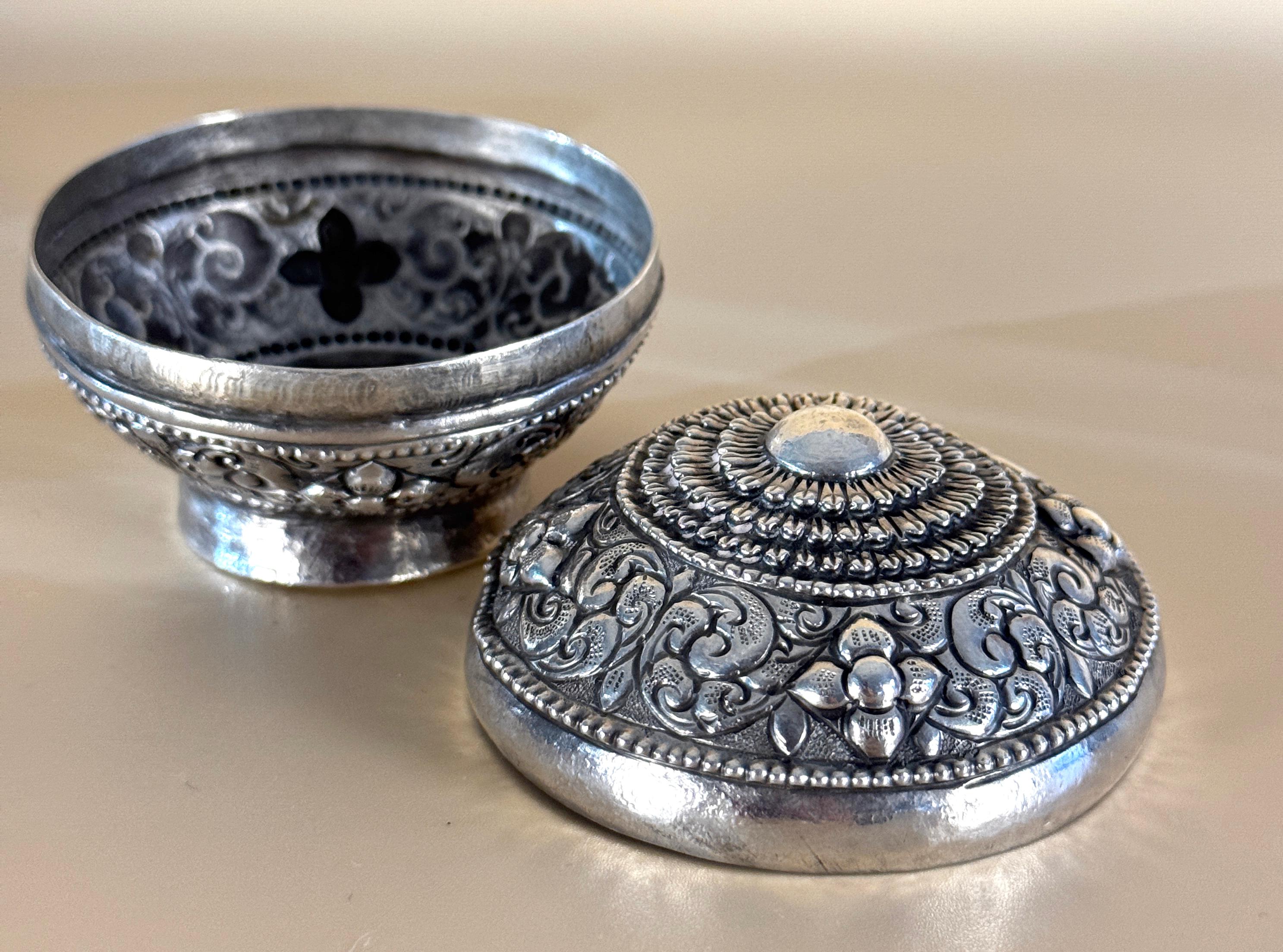 Cajas de Betel de Plata Decorativas del Sudeste Asiático 1