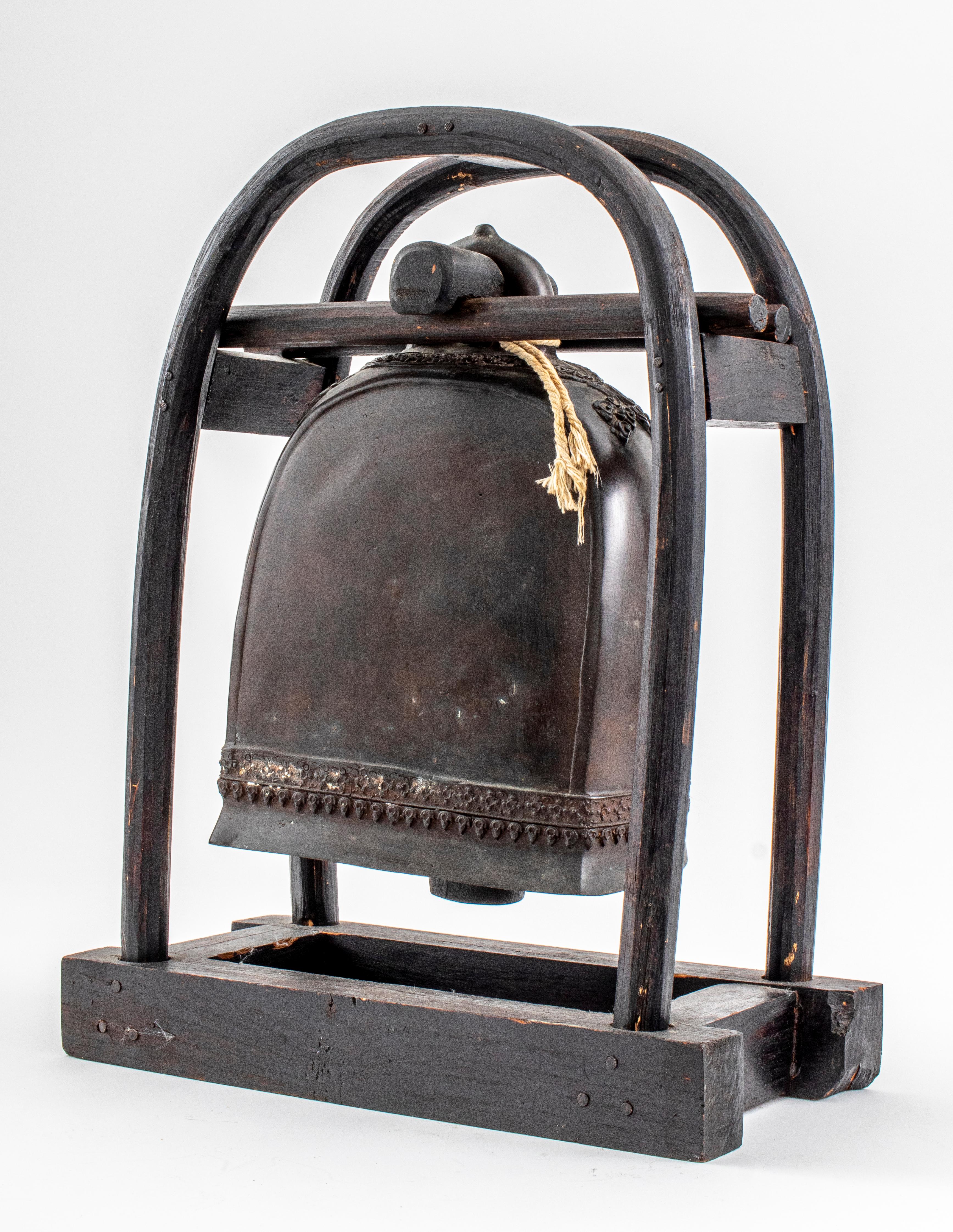 Southeast Asian, Indian or Thai, patinated bronze elephant bell gong cast with geometric borders at top and bottom, mounted in an ebonized wooden frame.
Measurements: 18