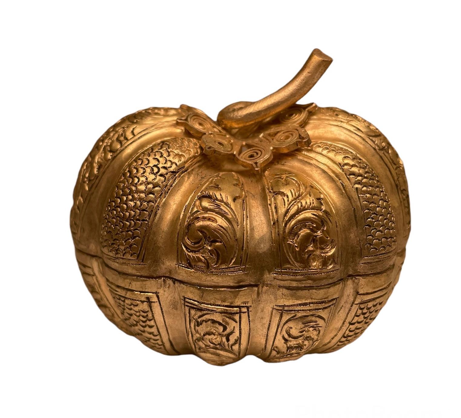 Southeast Asian Silver Repousse Pumpkin Shaped Box In Good Condition For Sale In Guaynabo, PR