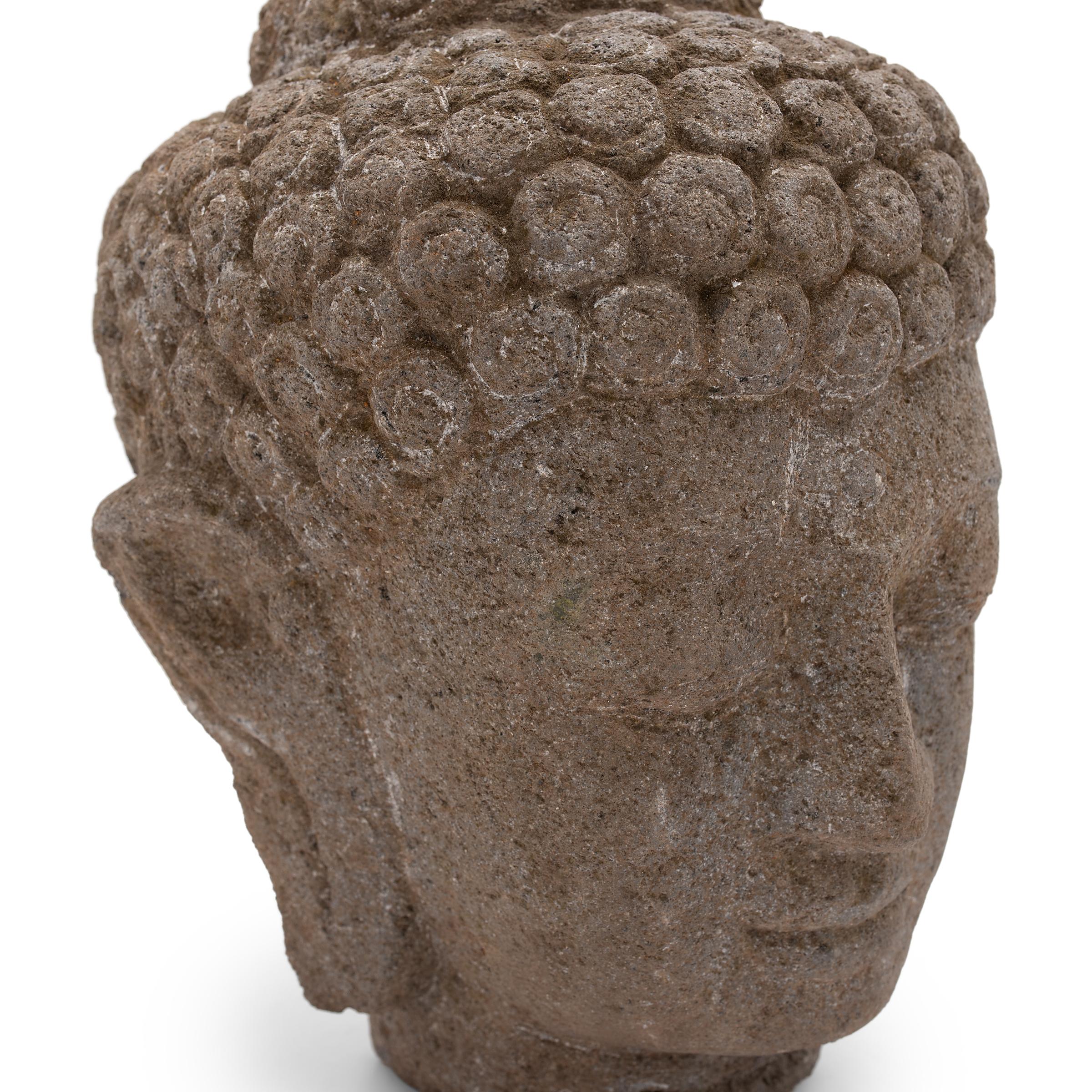 20ième siècle Tête de Bouddha Shakyamuni en pierre d'Asie du Sud-Est en vente
