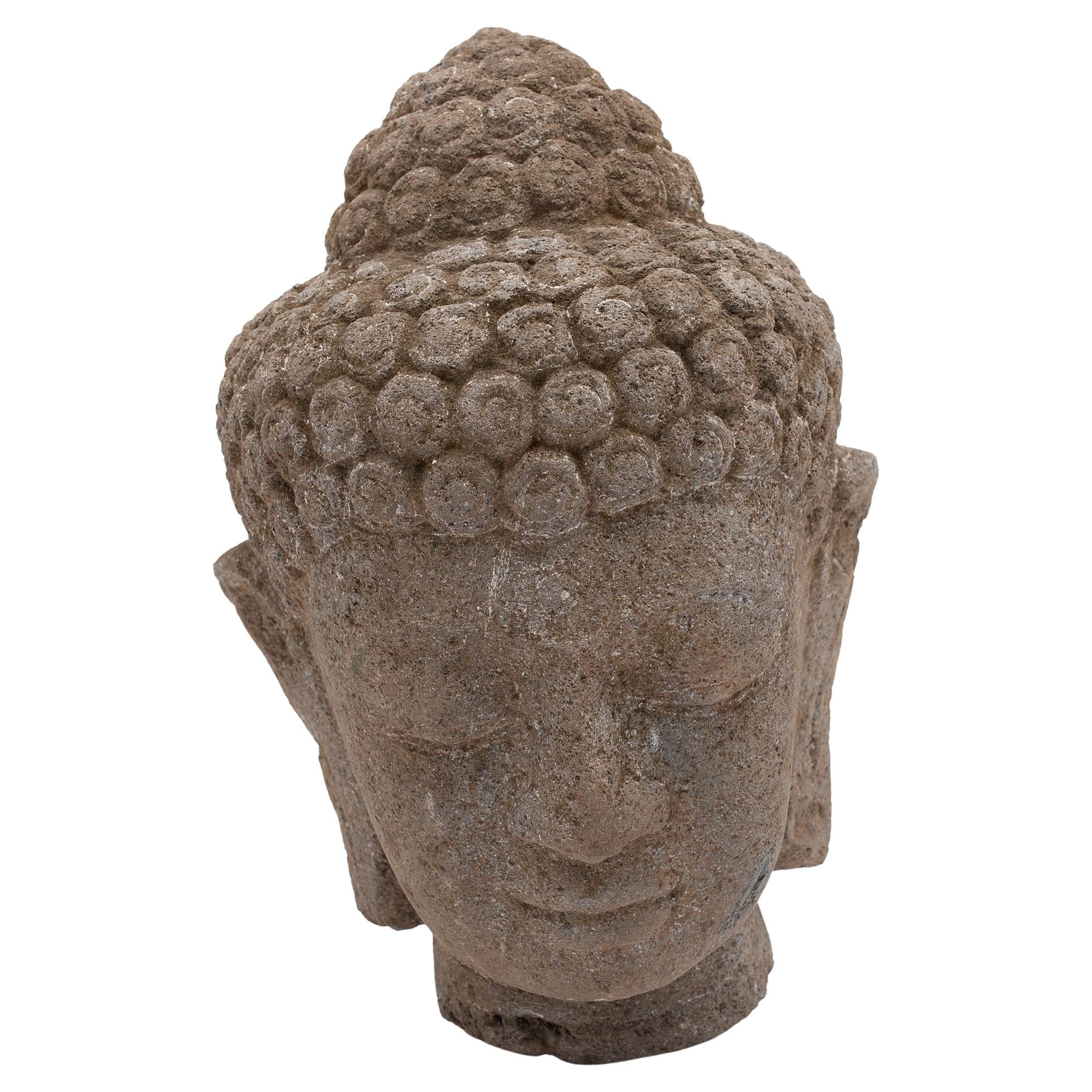 Tête de Bouddha Shakyamuni en pierre d'Asie du Sud-Est