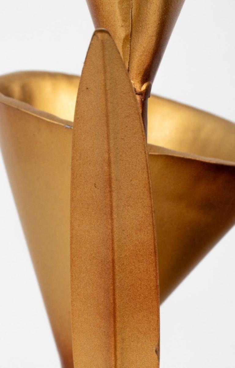 Fontaine à lys dorée de style Asian Style, C.I.C. Bon état - En vente à New York, NY