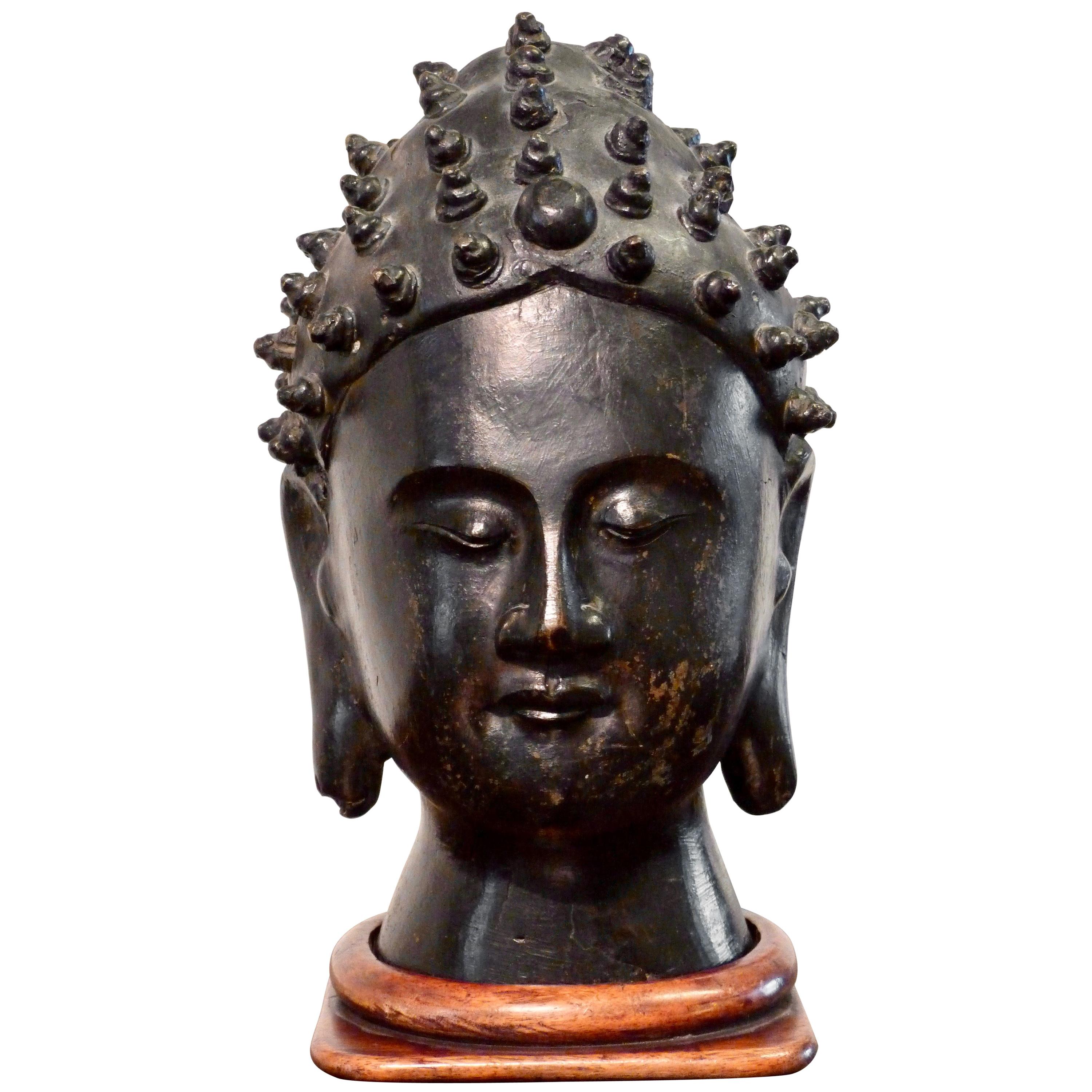 Sculpture d'un Bouddha de style Asie du Sud-Est