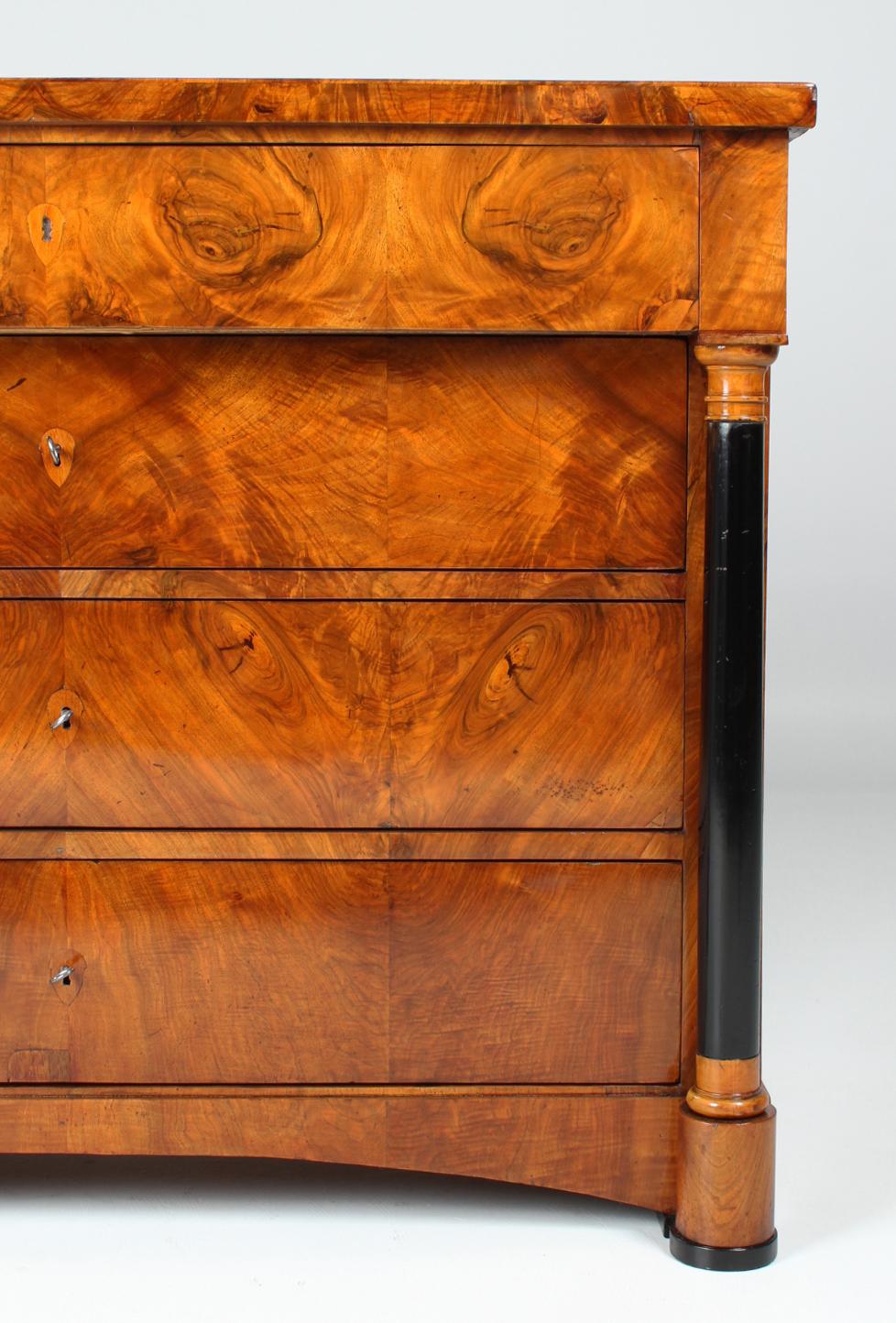 Souther German Biedermeier Chest of Drawers, Walnut, circa 1825 In Good Condition In Greven, DE