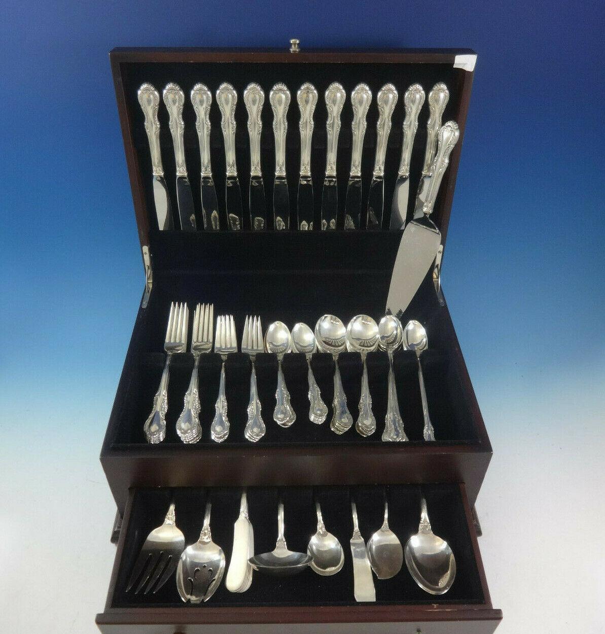 Magnifique ensemble de couverts en argent sterling Southern Colonial by International de 94 pièces. Cet ensemble comprend :

12 couteaux, 9 1/4