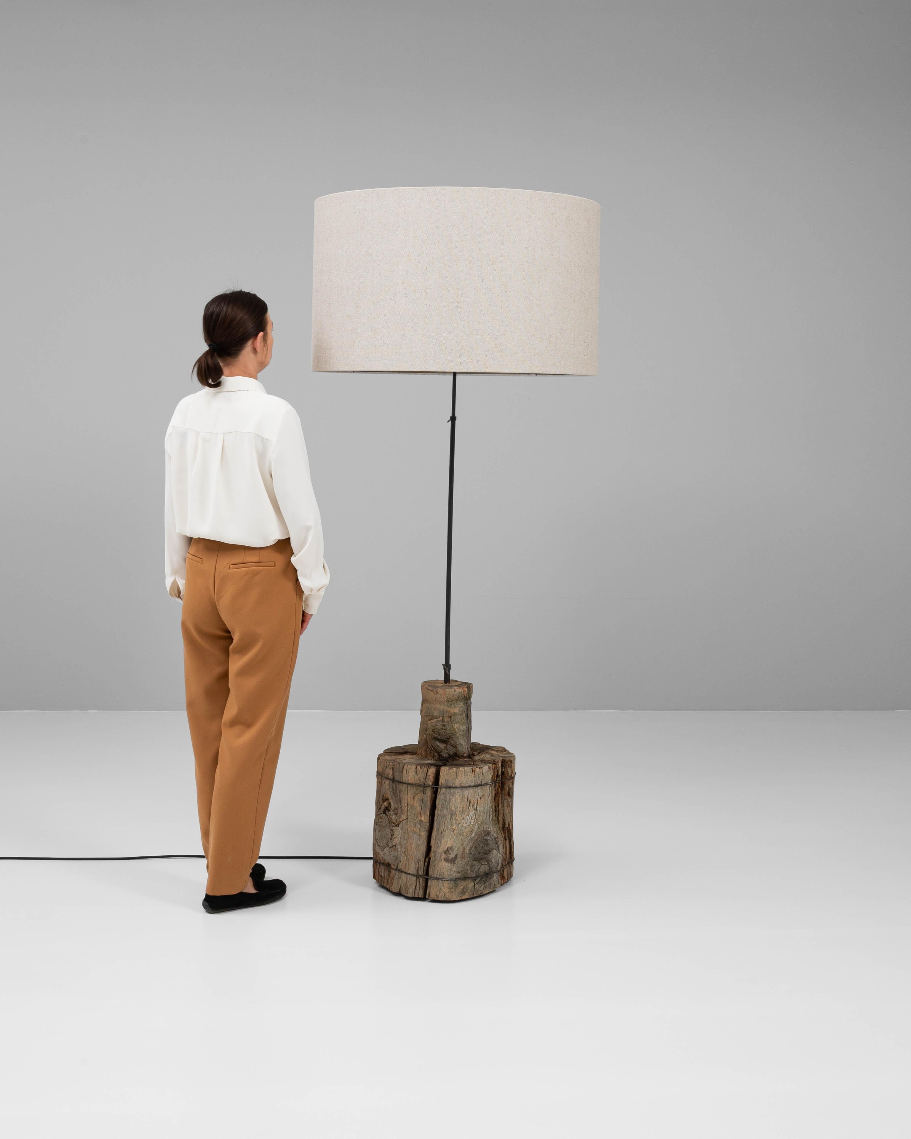 Européen Lampadaire en bois du sud de l'Europe en vente