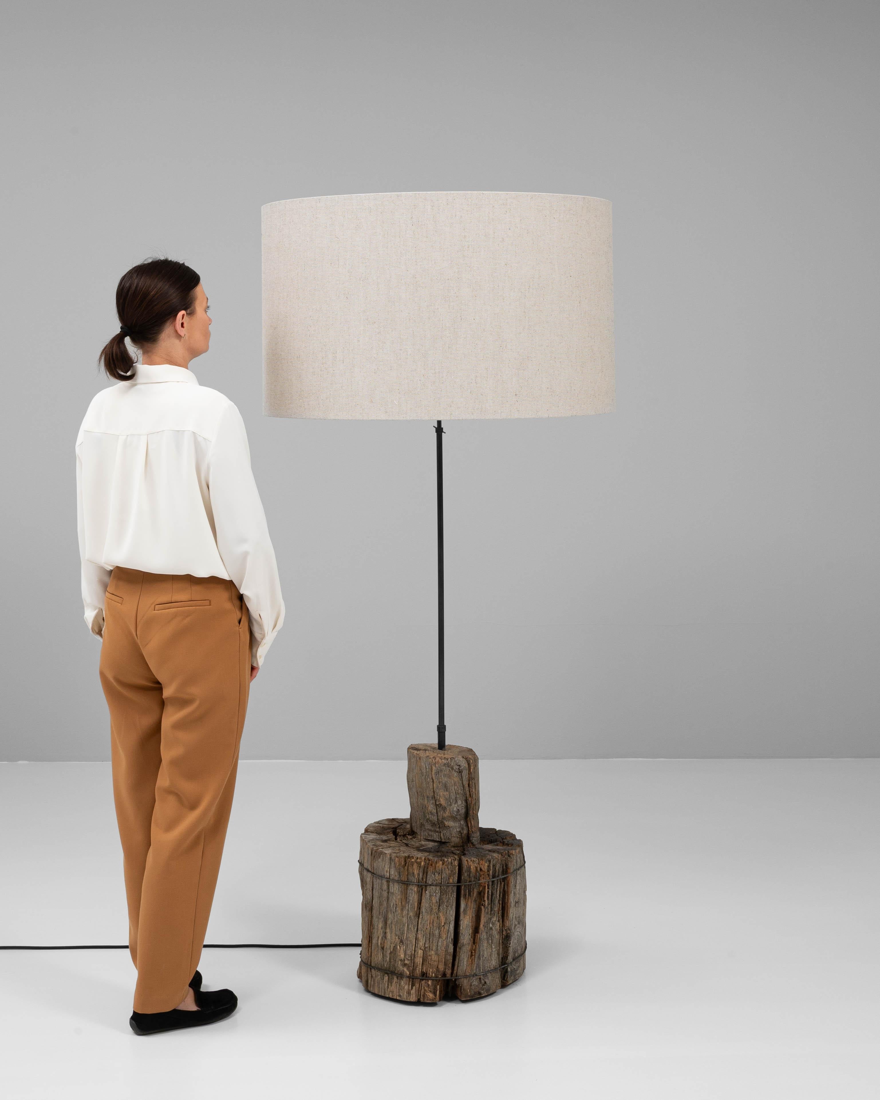 Européen Lampadaire en bois du sud de l'Europe en vente