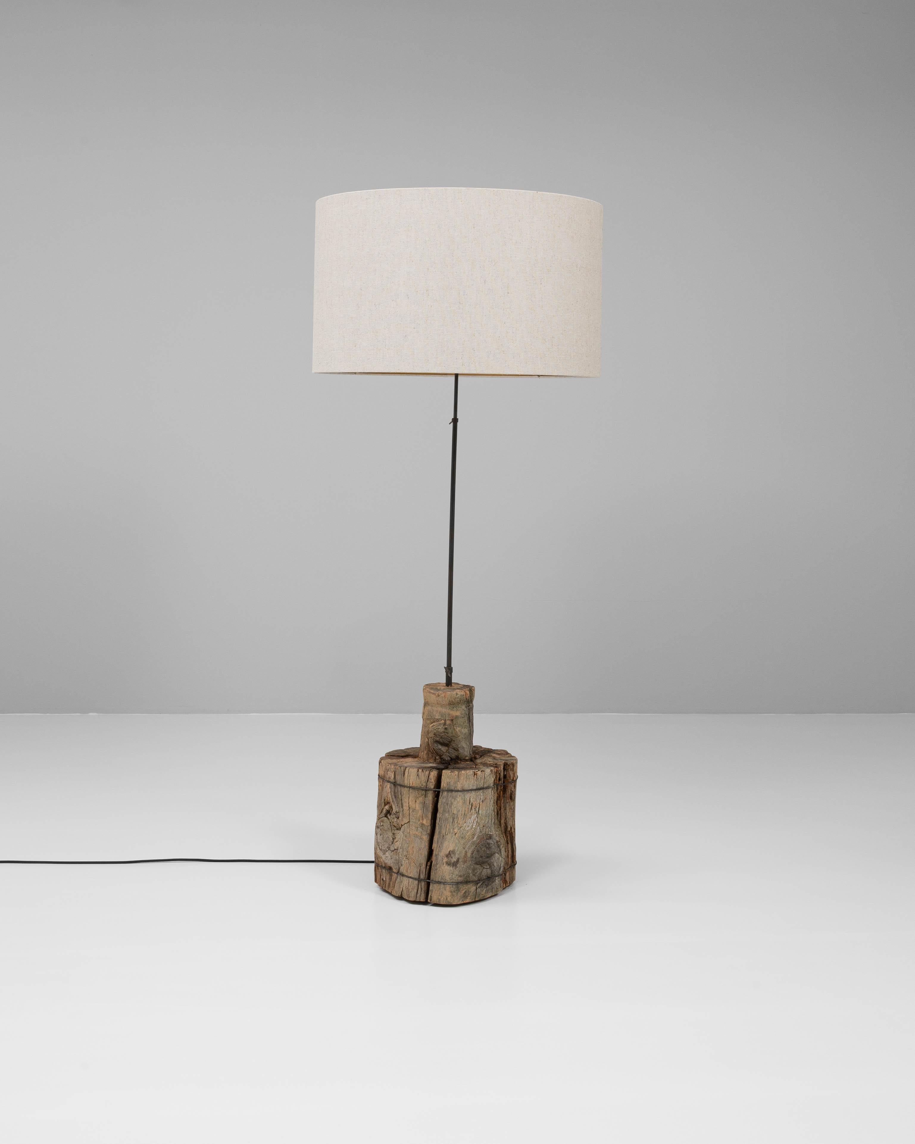 Lampadaire en bois du sud de l'Europe Bon état - En vente à High Point, NC