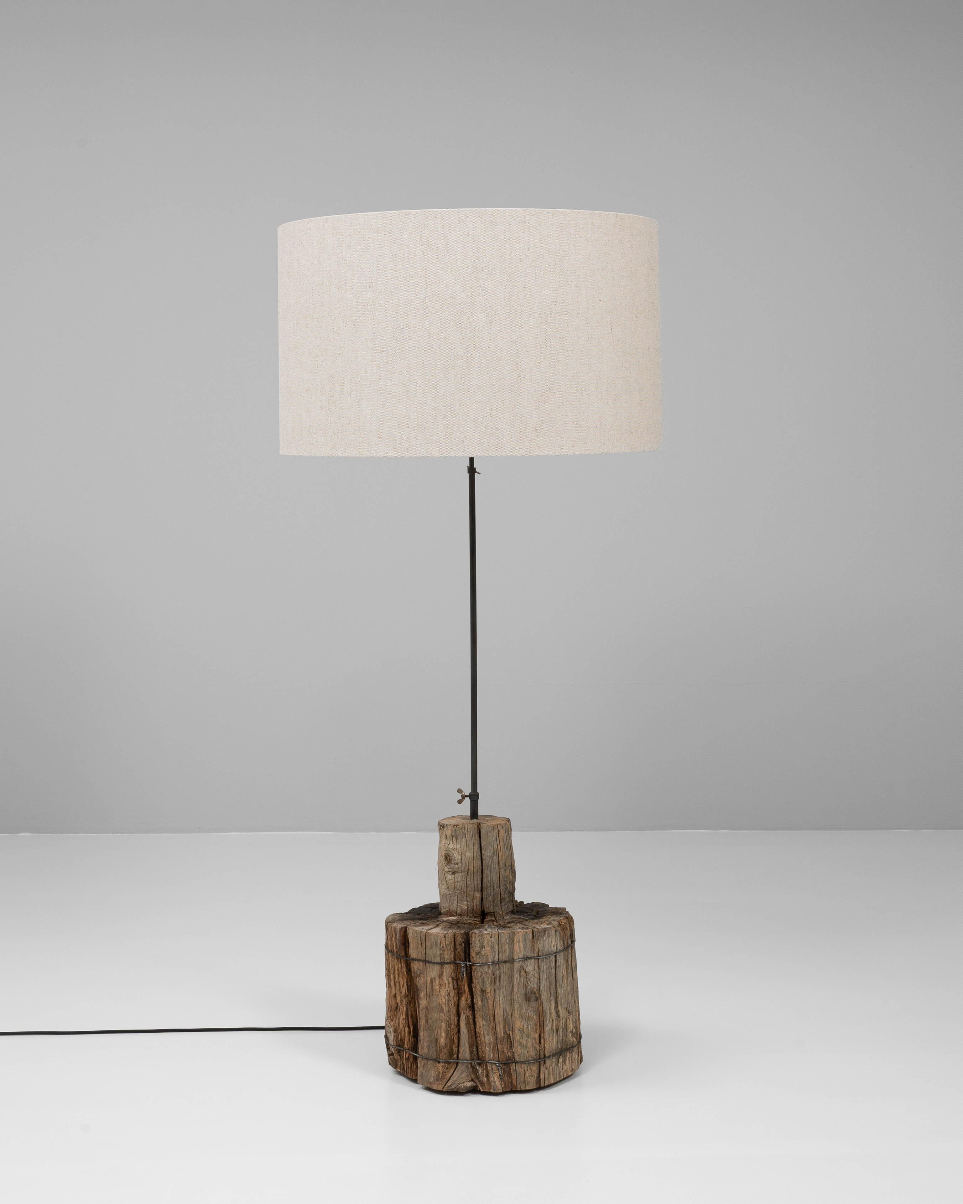 Lampadaire en bois du sud de l'Europe Bon état - En vente à High Point, NC