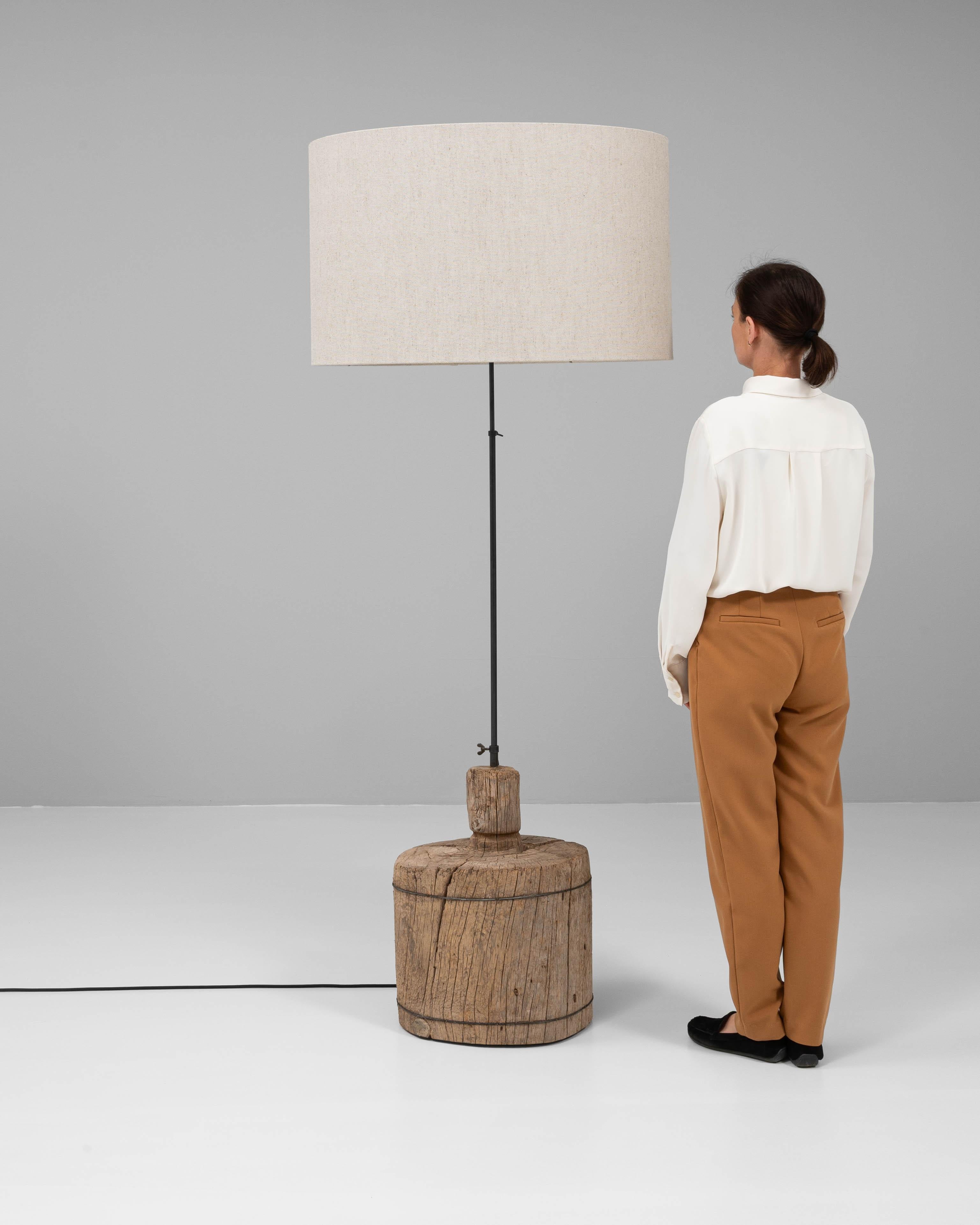 Lampadaire en bois du sud de l'Europe Bon état - En vente à High Point, NC