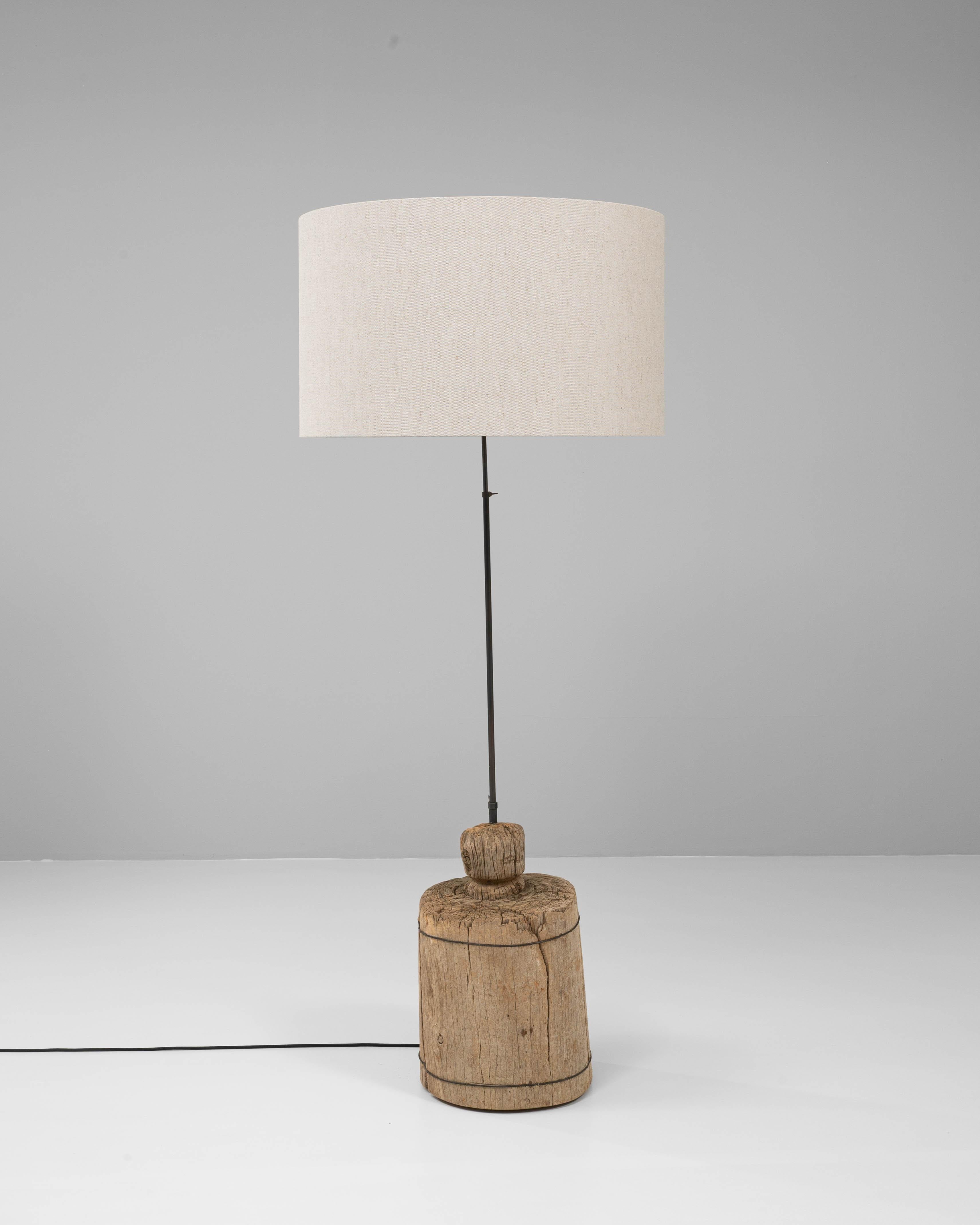 Lampadaire en bois du sud de l'Europe Bon état - En vente à High Point, NC