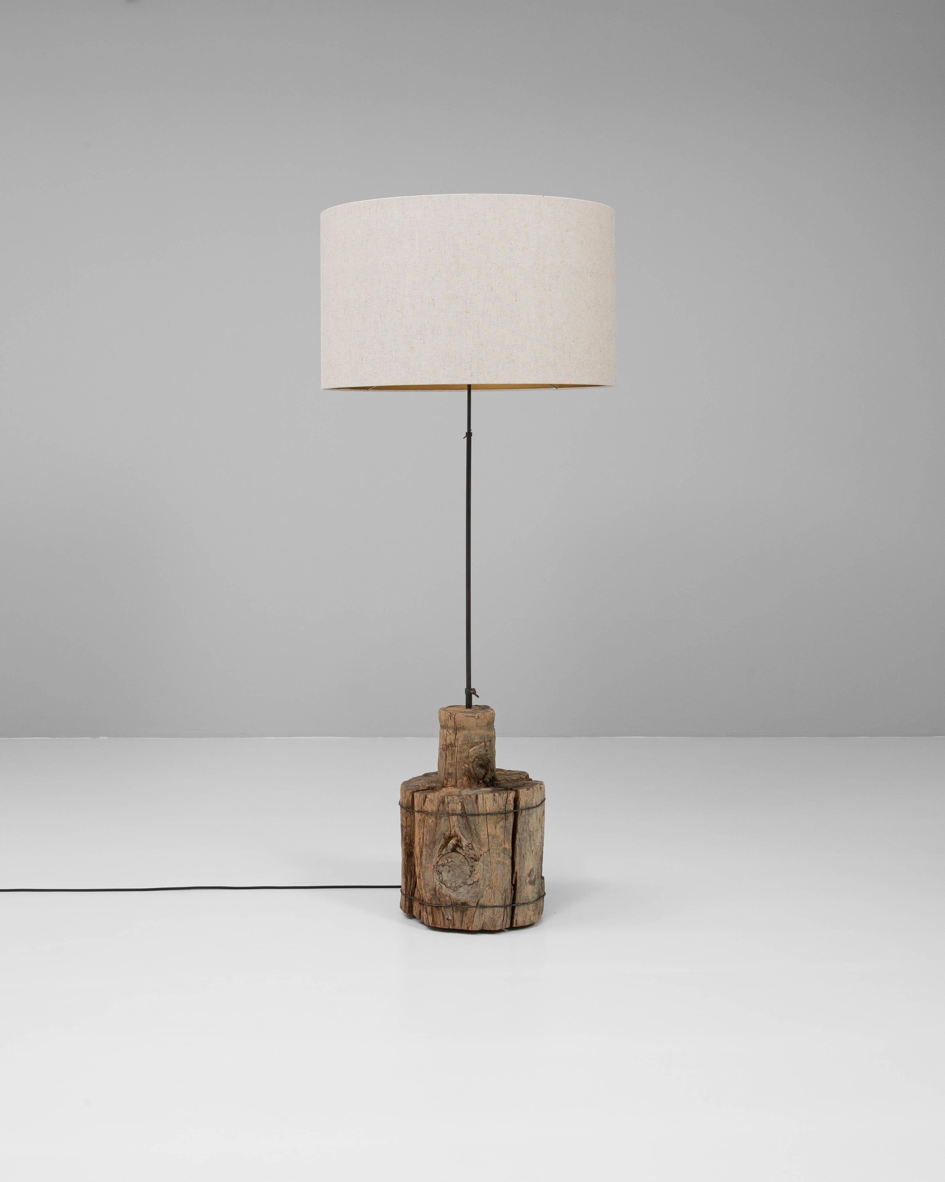 20ième siècle Lampadaire en bois du sud de l'Europe en vente